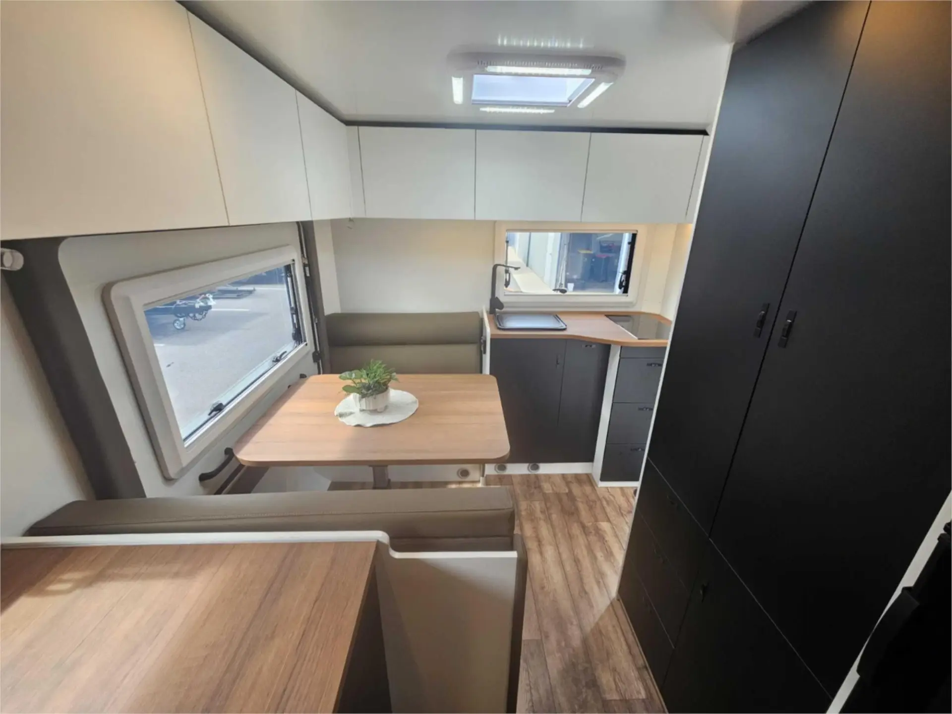 https://media-caravea.syd1.digitaloceanspaces.com/caravans/95EIC22118/exterior-3.webp
