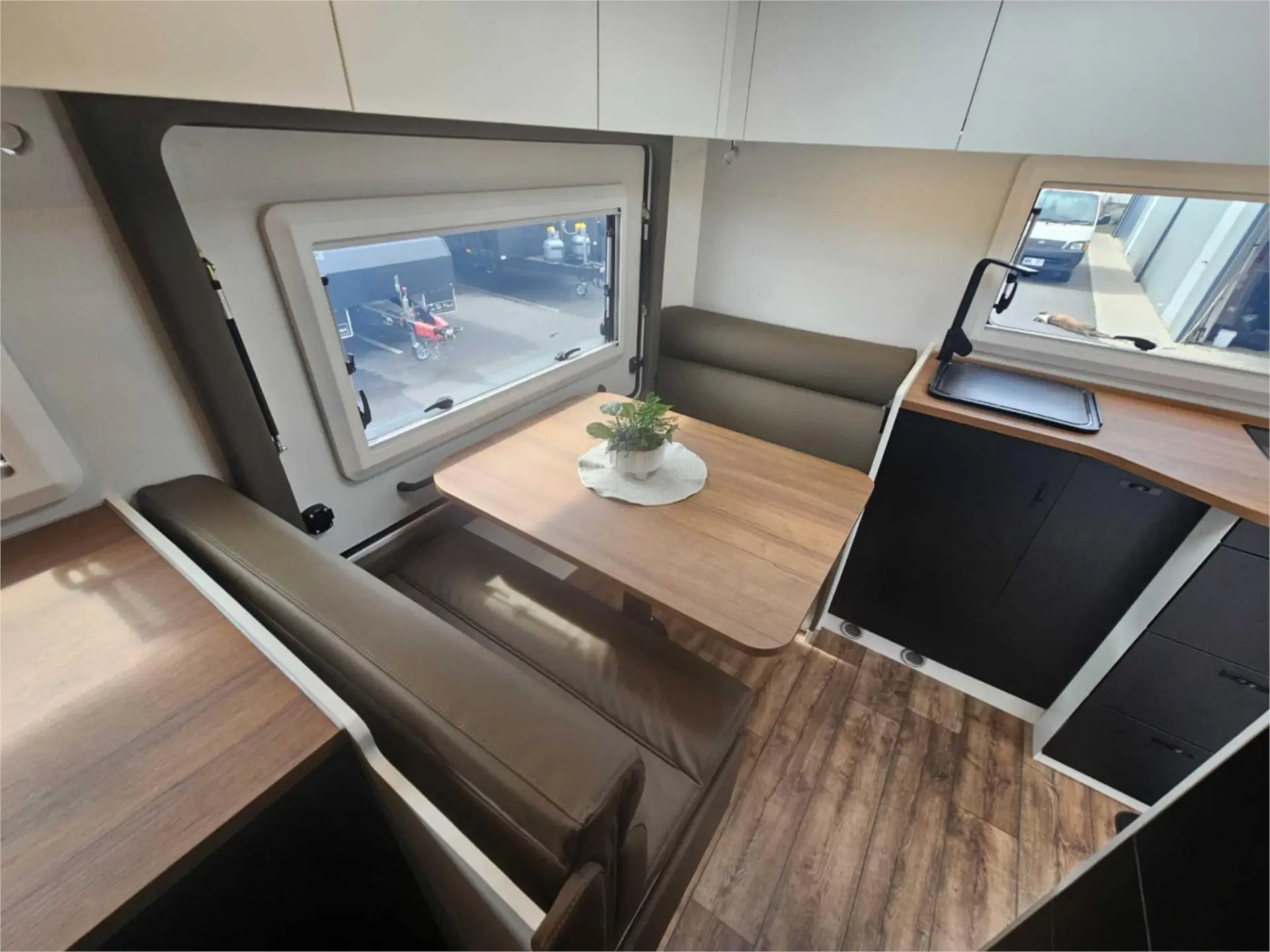 https://media-caravea.syd1.digitaloceanspaces.com/caravans/95EIC22118/exterior-4.webp