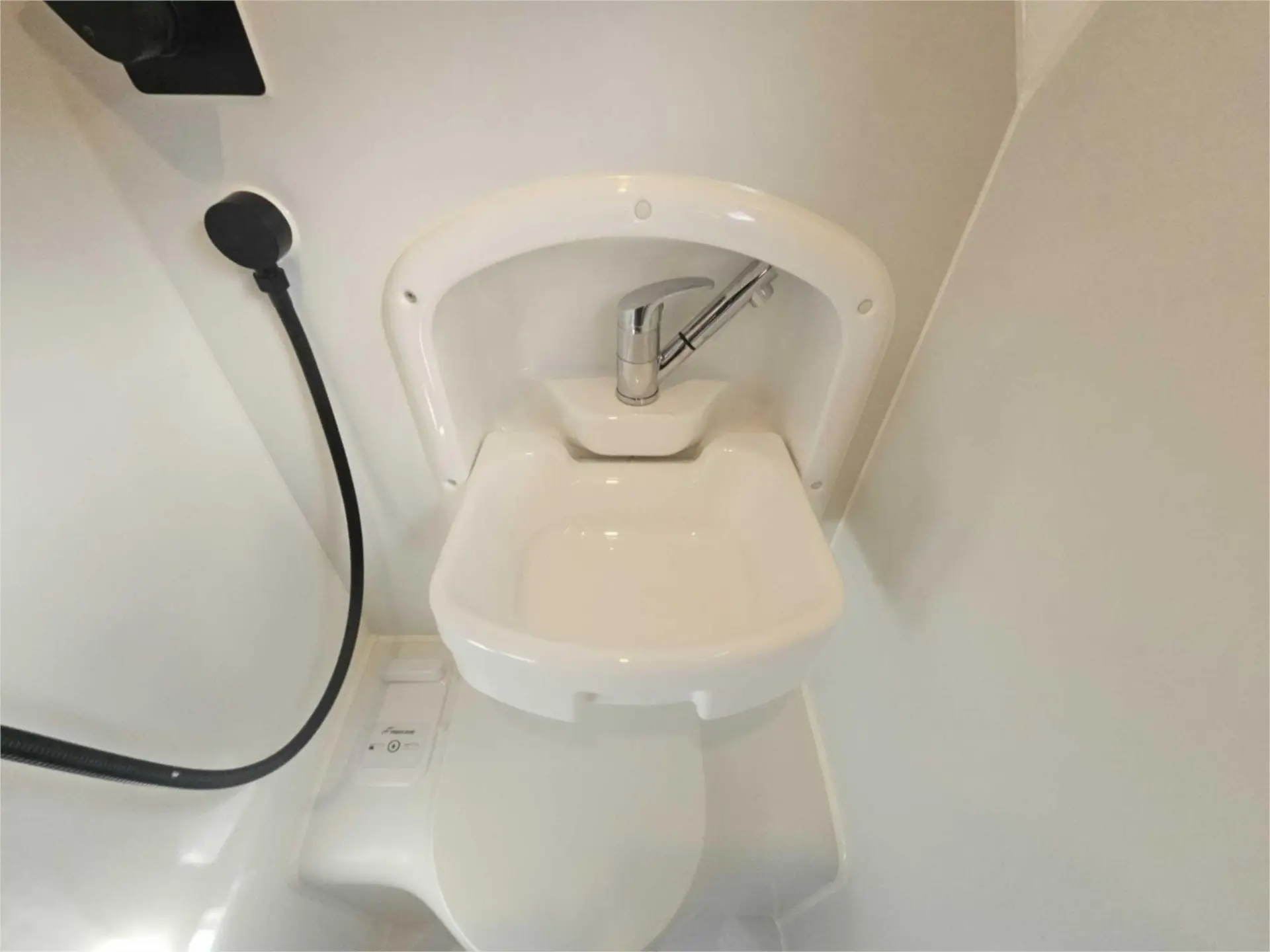 https://media-caravea.syd1.digitaloceanspaces.com/caravans/95EIC22118/exterior-6.webp