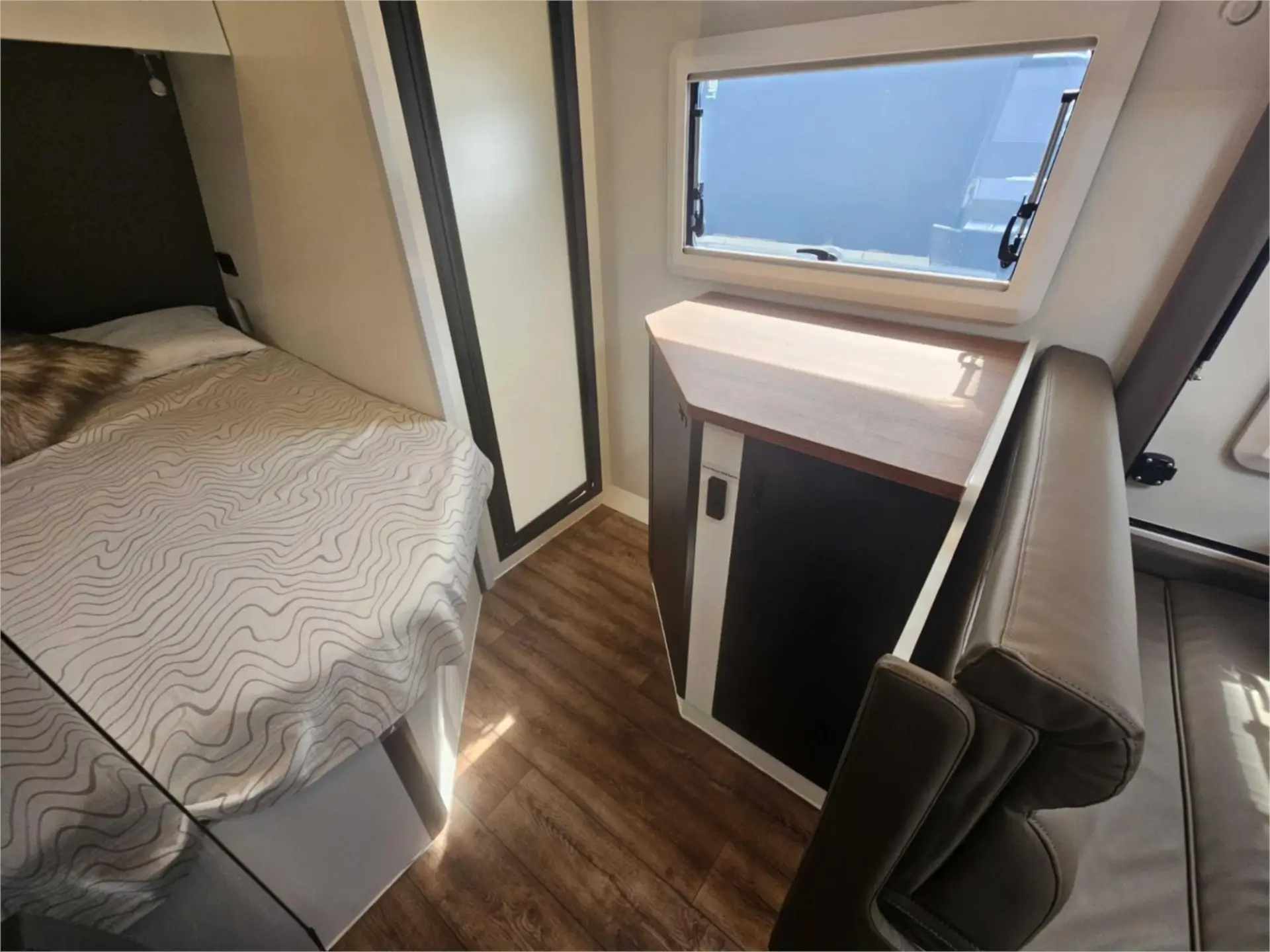 https://media-caravea.syd1.digitaloceanspaces.com/caravans/95EIC22118/exterior-9.webp