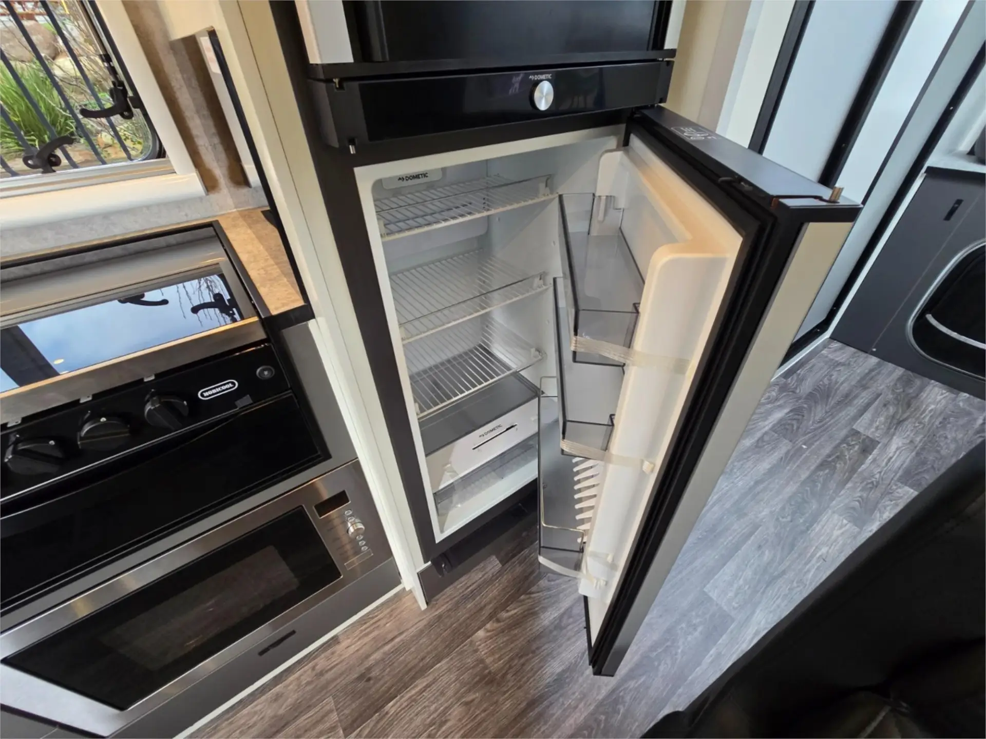 https://media-caravea.syd1.digitaloceanspaces.com/caravans/95EIC22120/exterior-15.webp