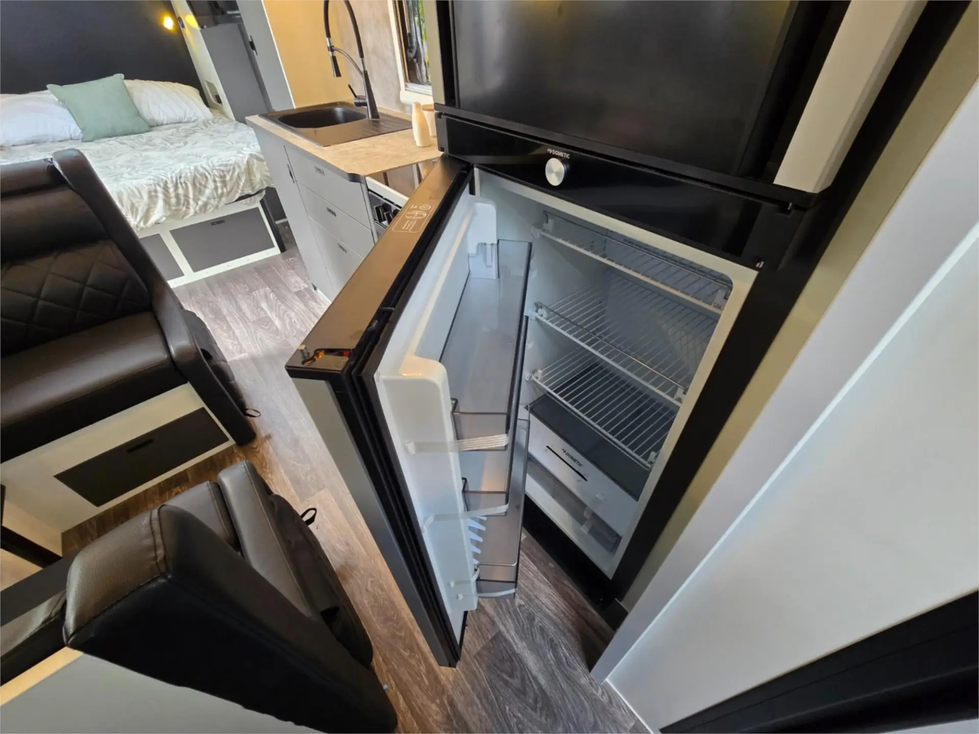 https://media-caravea.syd1.digitaloceanspaces.com/caravans/95EIC22120/exterior-16.webp