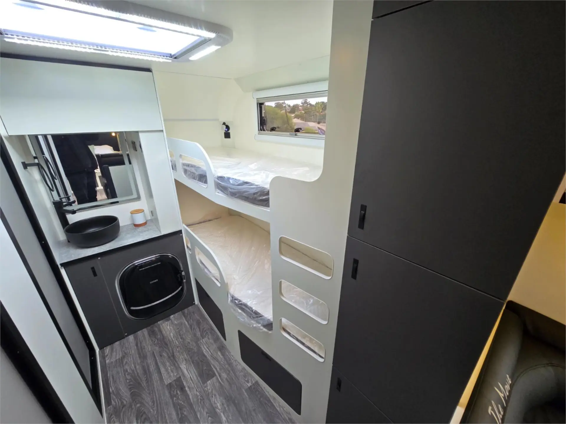 https://media-caravea.syd1.digitaloceanspaces.com/caravans/95EIC22120/exterior-17.webp
