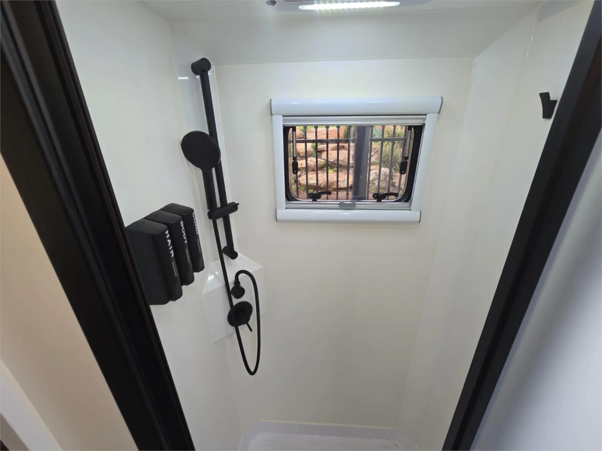 https://media-caravea.syd1.digitaloceanspaces.com/caravans/95EIC22120/exterior-18.webp