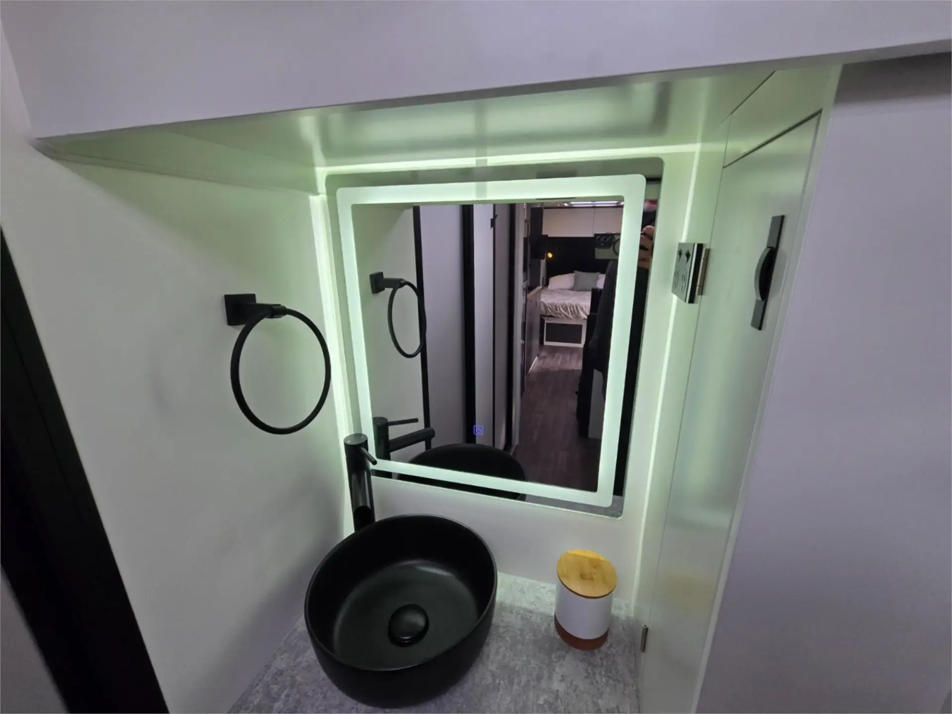 https://media-caravea.syd1.digitaloceanspaces.com/caravans/95EIC22120/exterior-21.webp