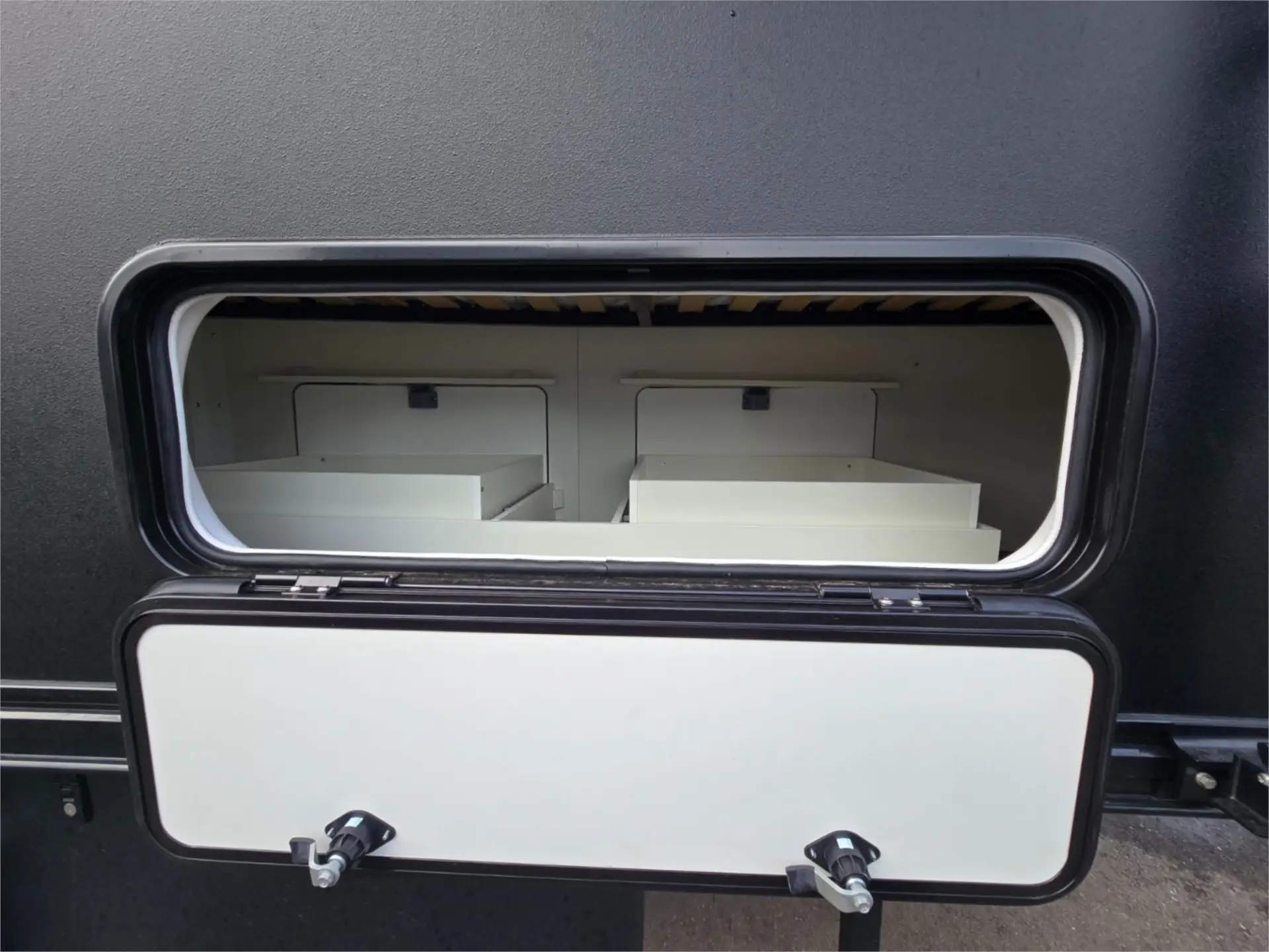 https://media-caravea.syd1.digitaloceanspaces.com/caravans/95EIC22120/exterior-27.webp