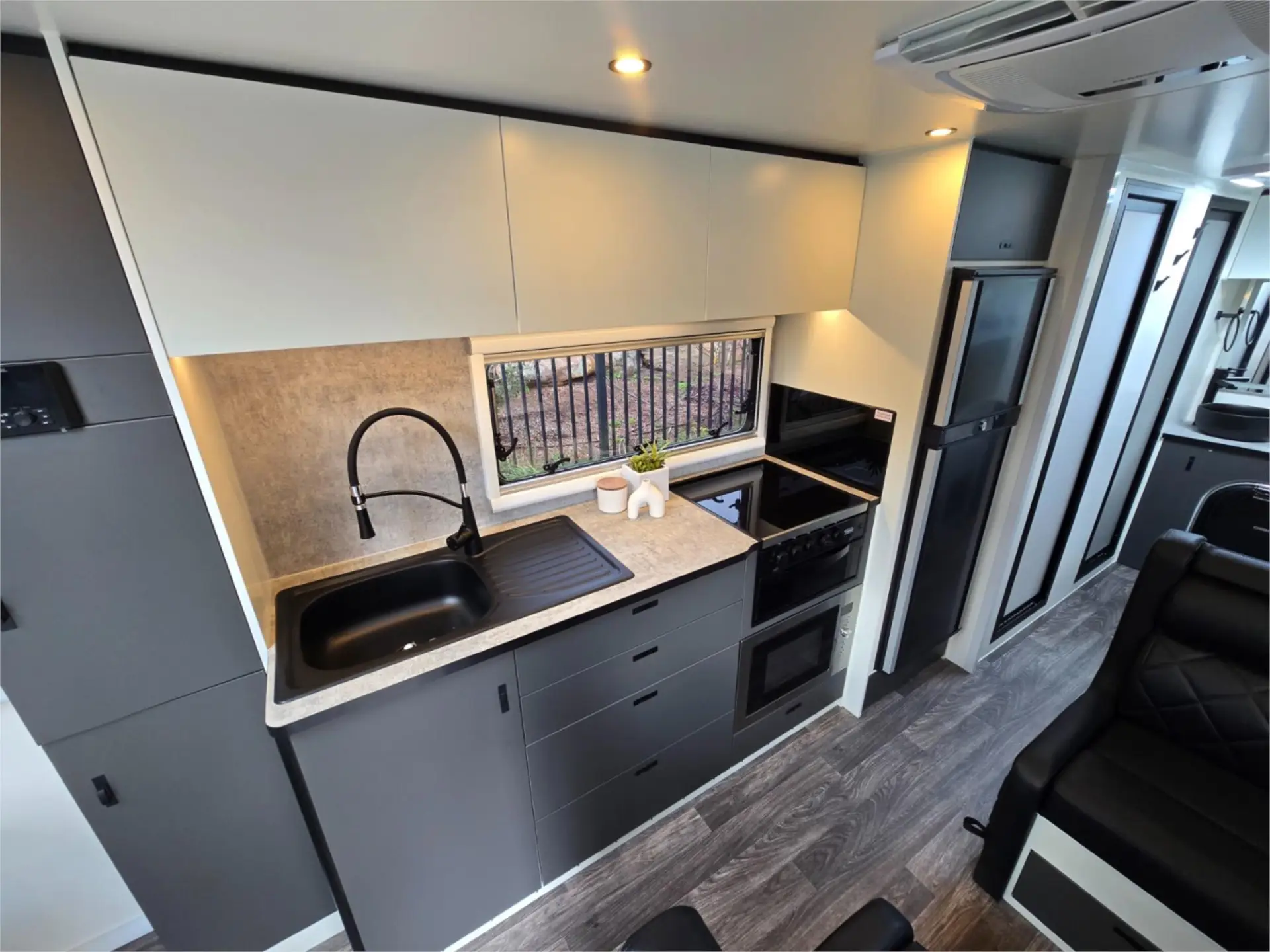 https://media-caravea.syd1.digitaloceanspaces.com/caravans/95EIC22120/exterior-9.webp