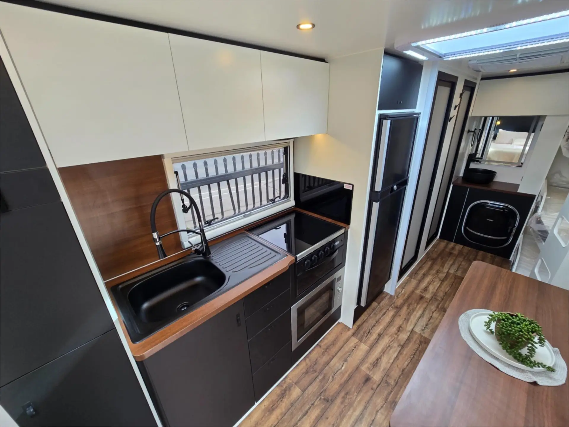 https://media-caravea.syd1.digitaloceanspaces.com/caravans/95EIC22121/exterior-13.webp