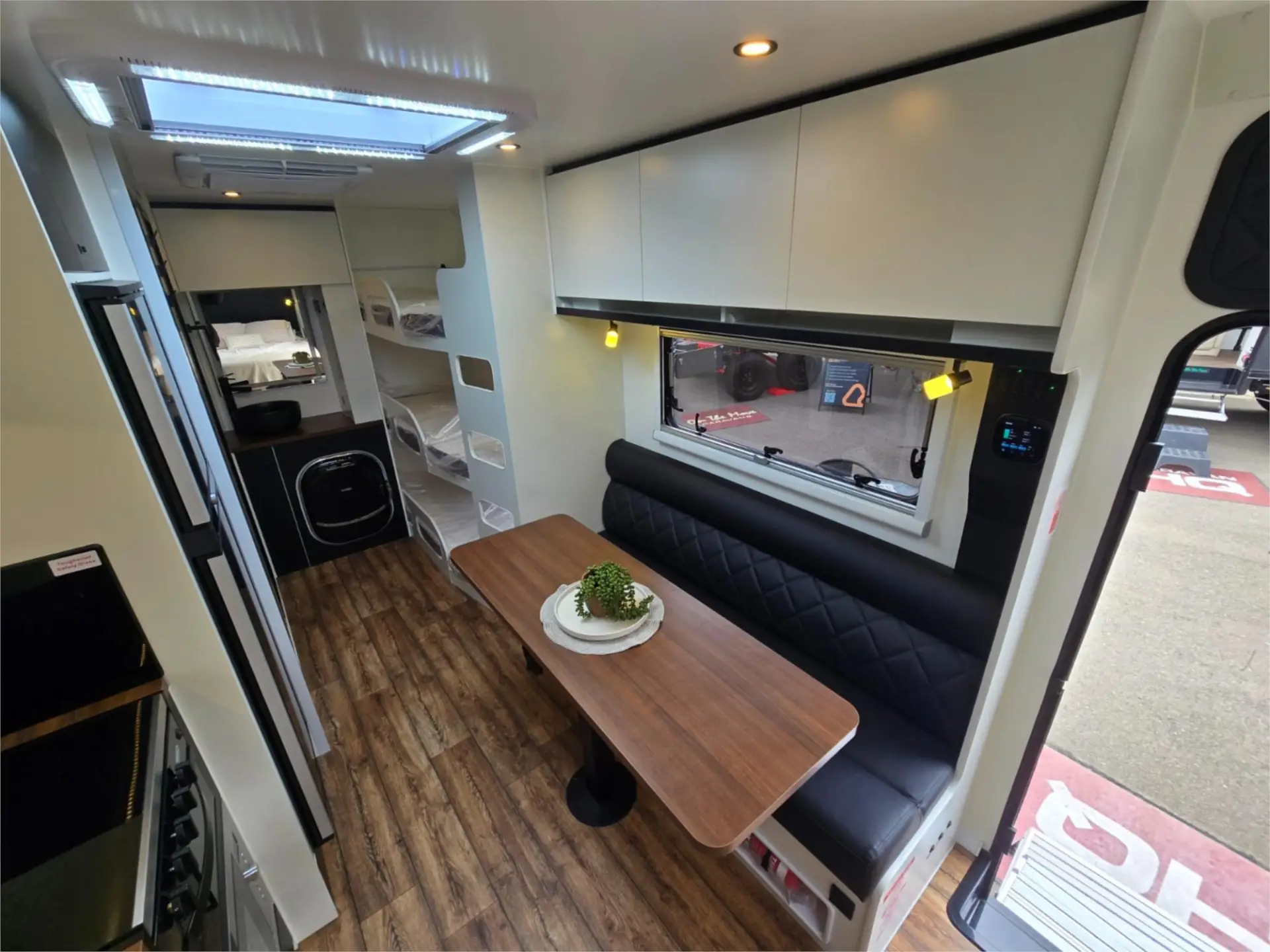 https://media-caravea.syd1.digitaloceanspaces.com/caravans/95EIC22121/exterior-17.webp