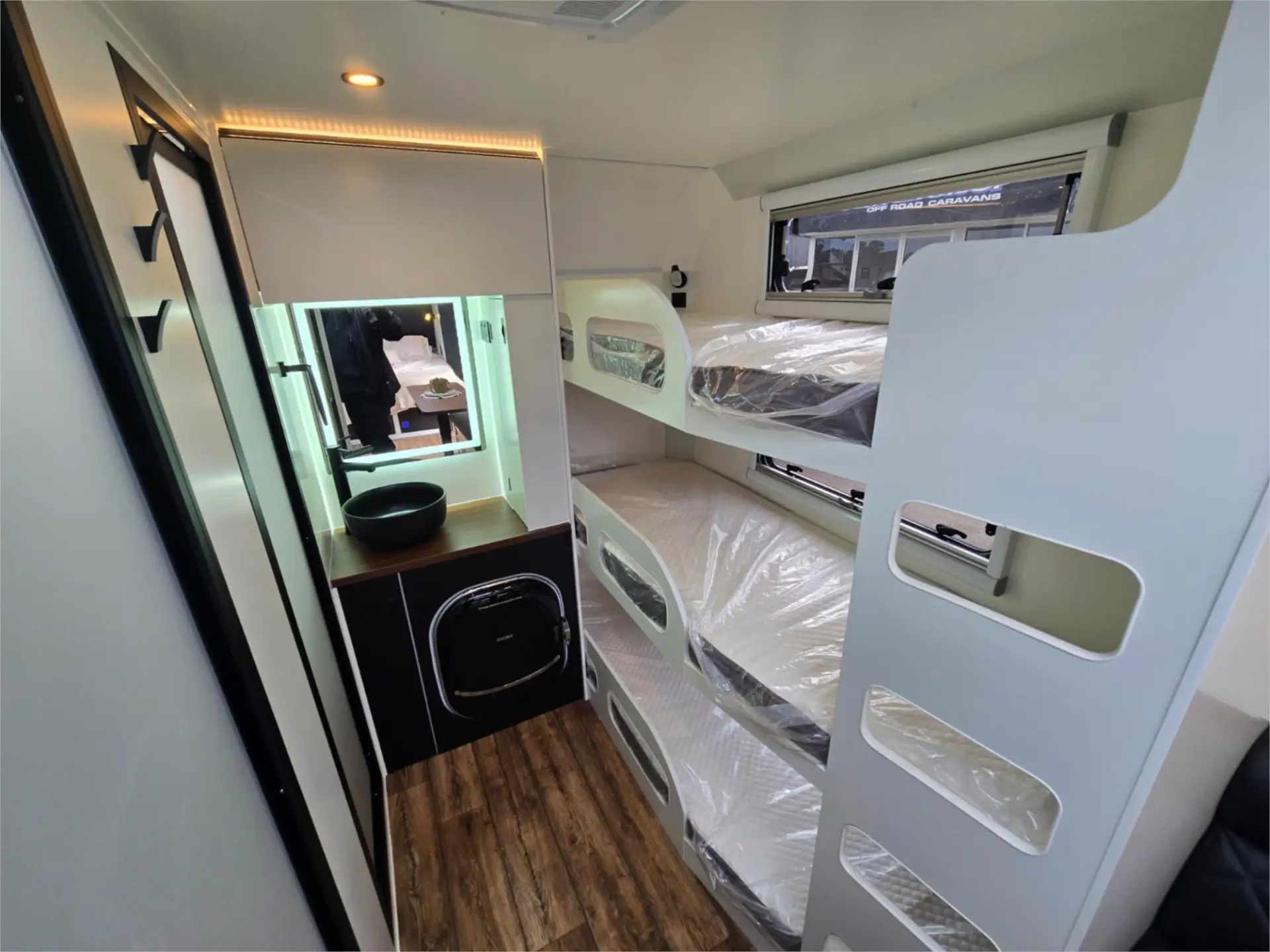 https://media-caravea.syd1.digitaloceanspaces.com/caravans/95EIC22121/exterior-19.webp