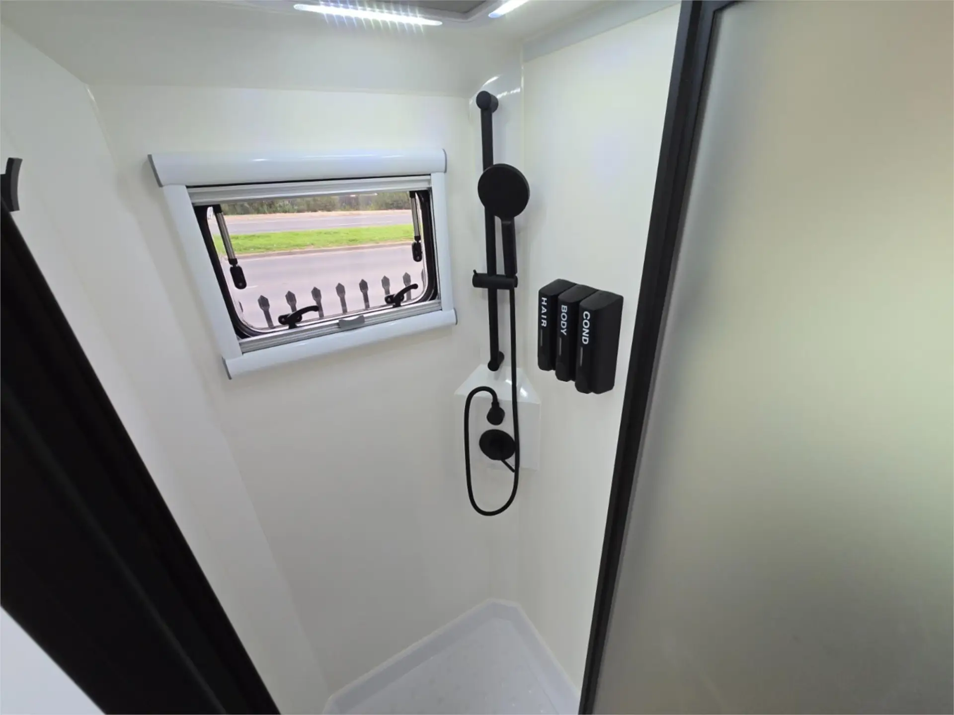 https://media-caravea.syd1.digitaloceanspaces.com/caravans/95EIC22121/exterior-21.webp