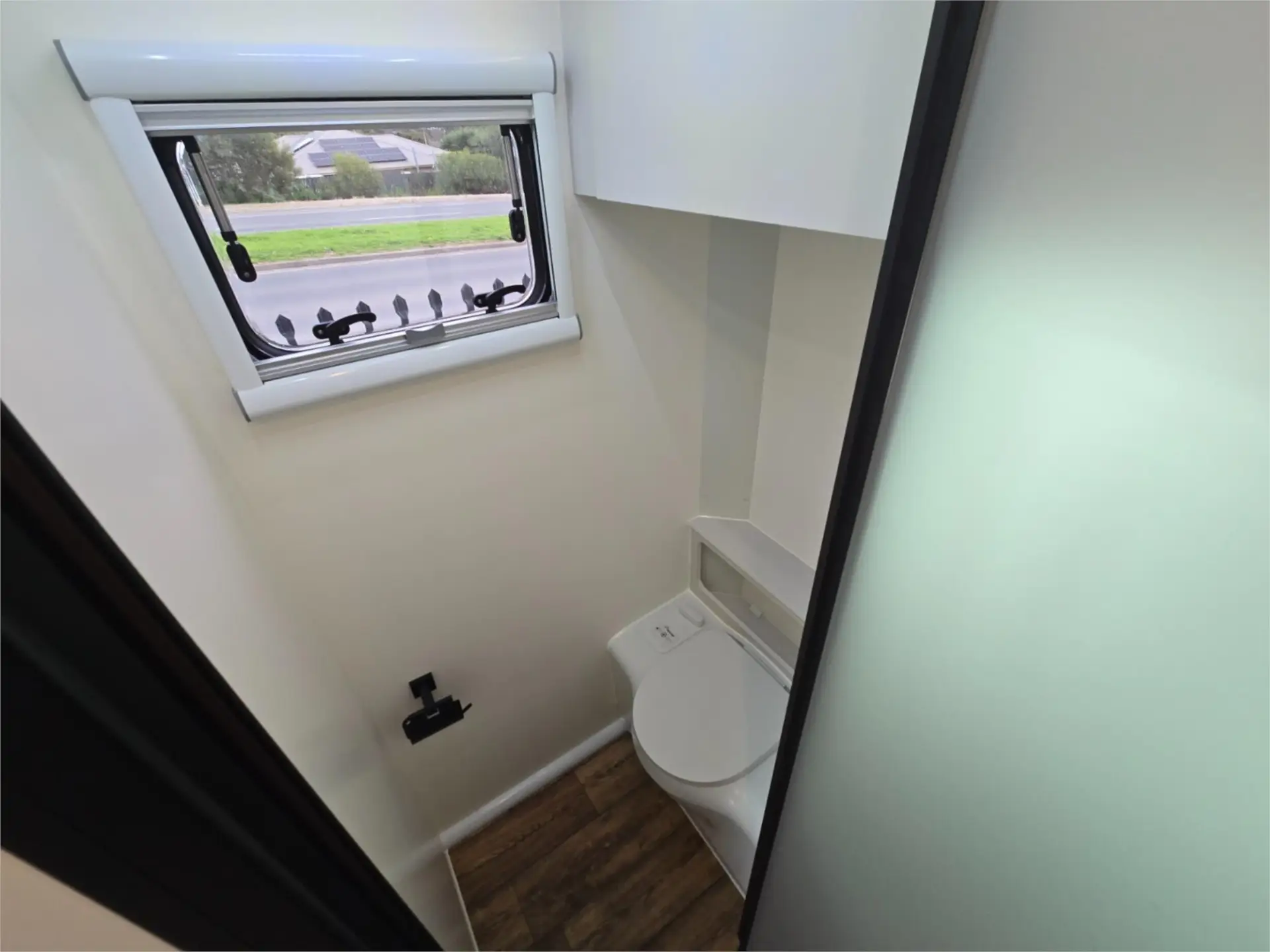 https://media-caravea.syd1.digitaloceanspaces.com/caravans/95EIC22121/exterior-23.webp