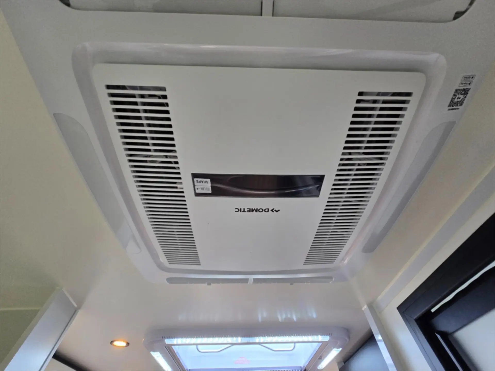https://media-caravea.syd1.digitaloceanspaces.com/caravans/95EIC22121/exterior-24.webp