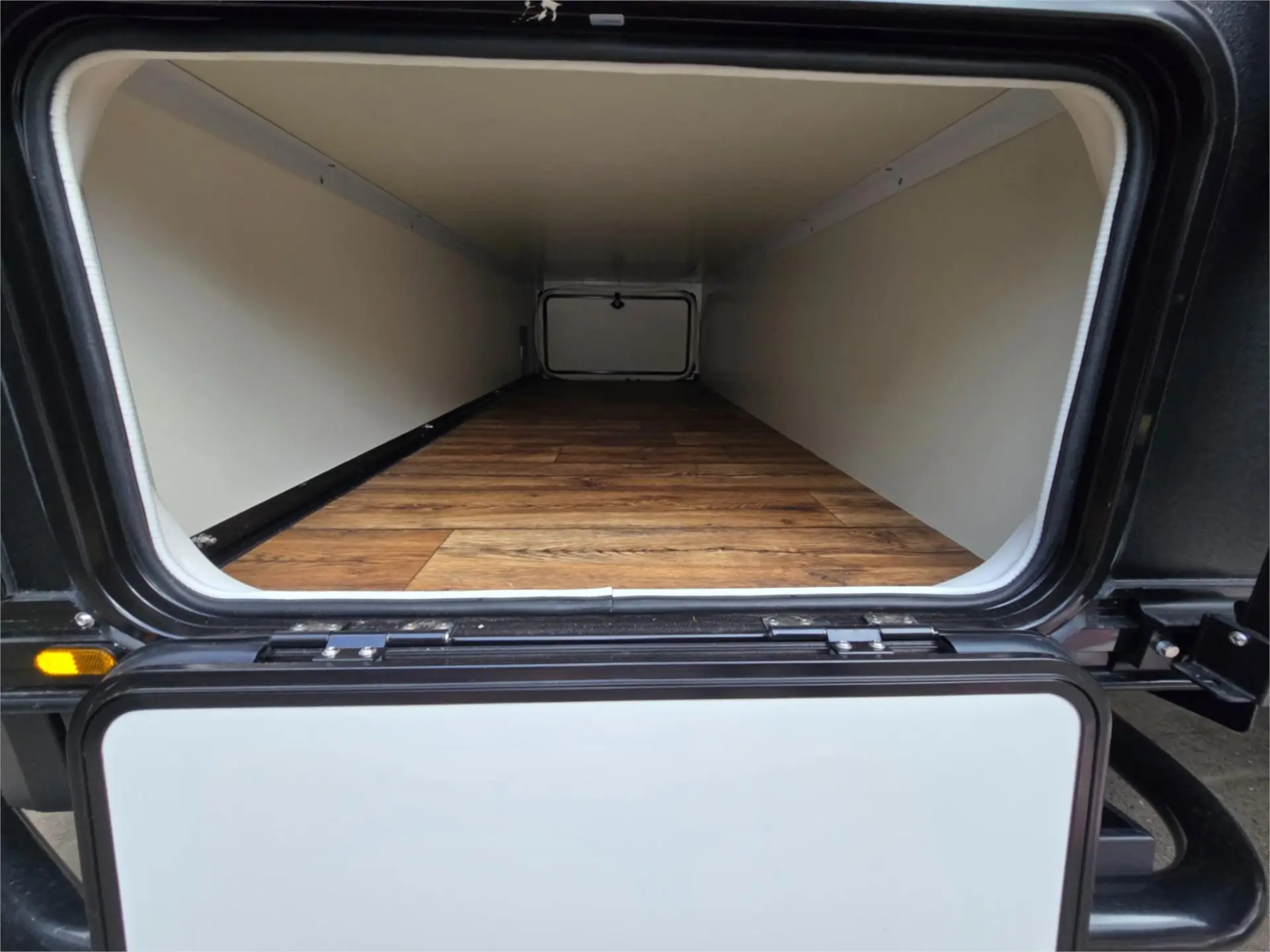 https://media-caravea.syd1.digitaloceanspaces.com/caravans/95EIC22121/exterior-31.webp