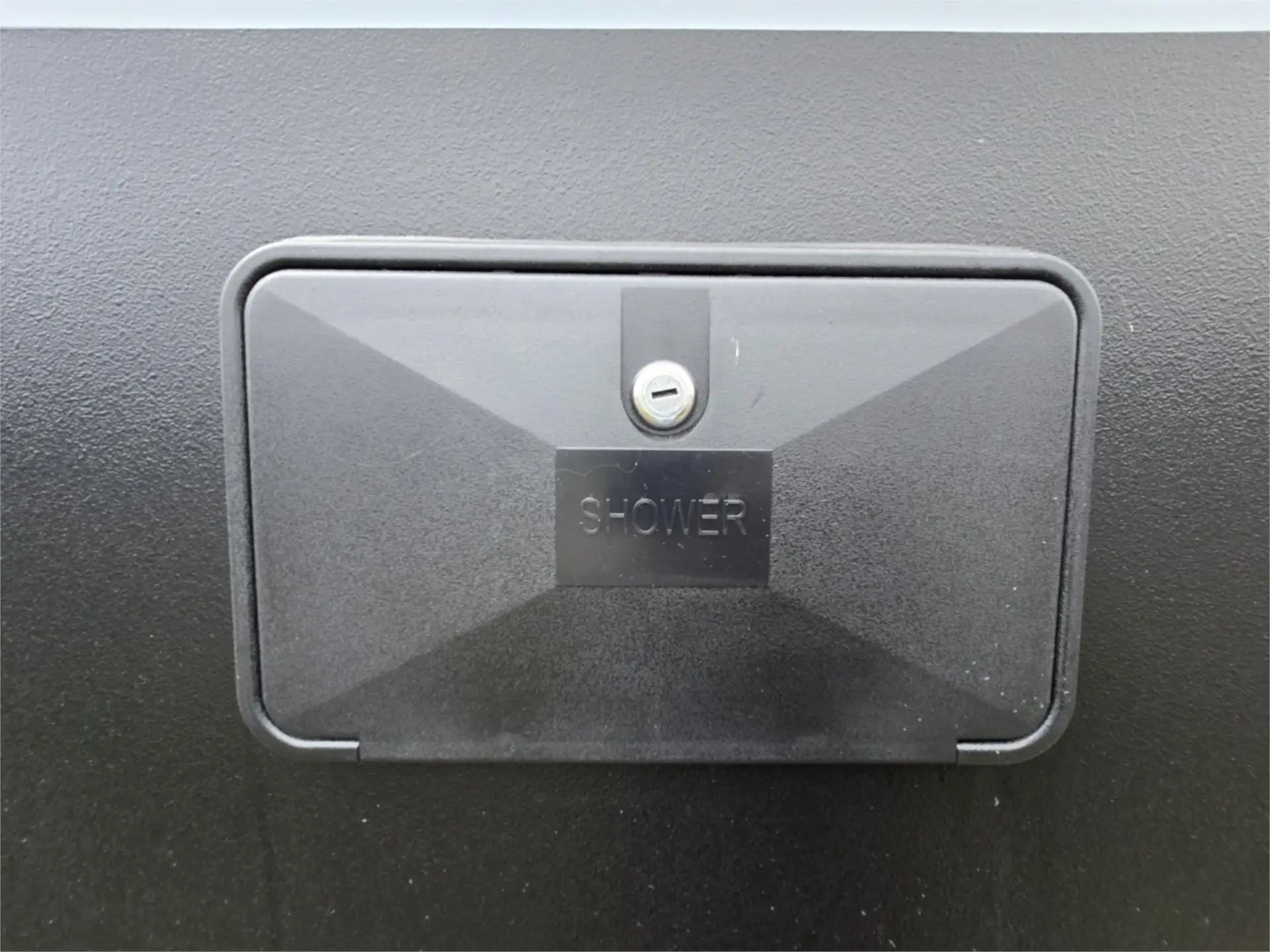 https://media-caravea.syd1.digitaloceanspaces.com/caravans/95EIC22121/exterior-5.webp