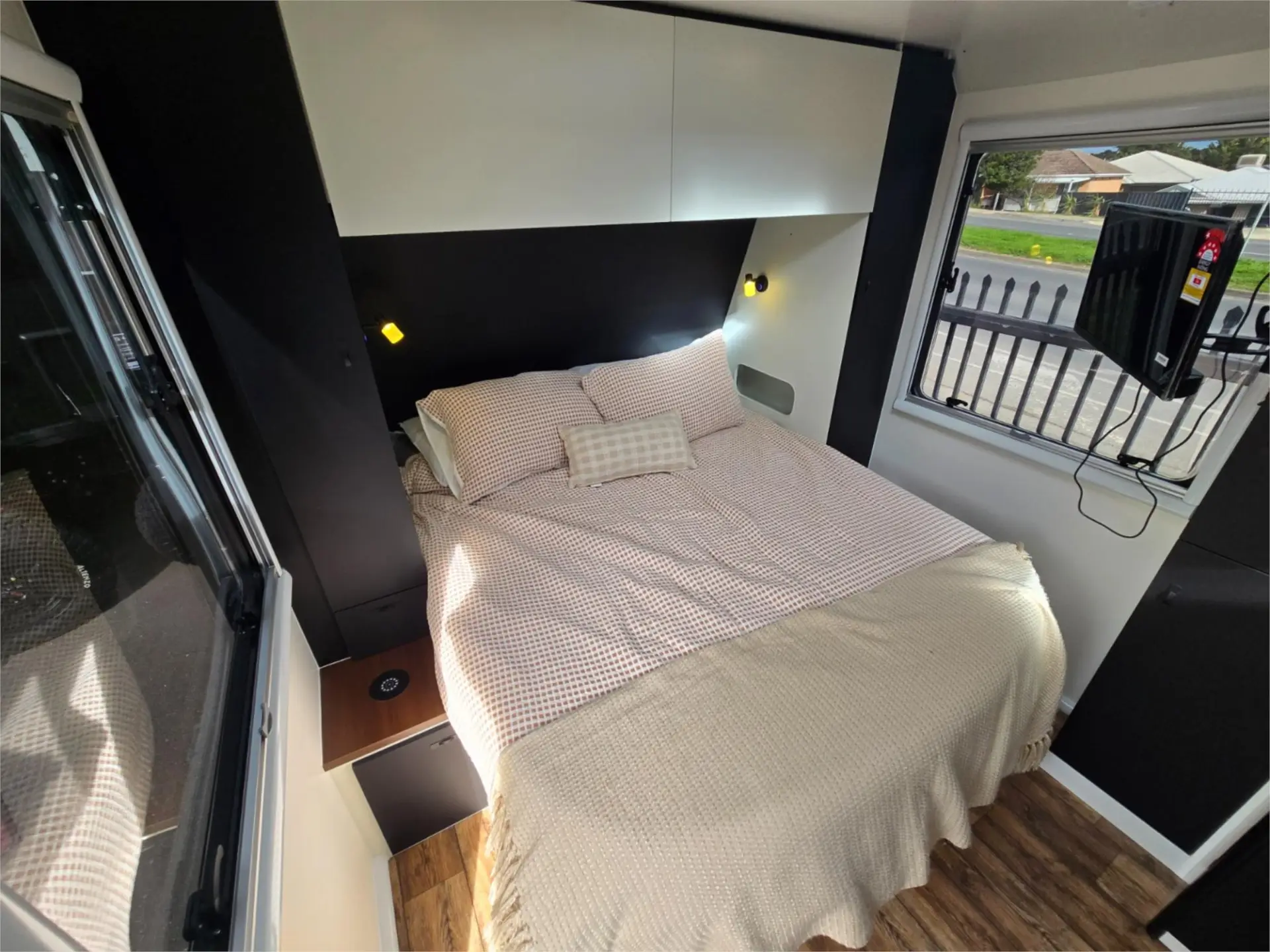 https://media-caravea.syd1.digitaloceanspaces.com/caravans/95EIC22121/exterior-7.webp