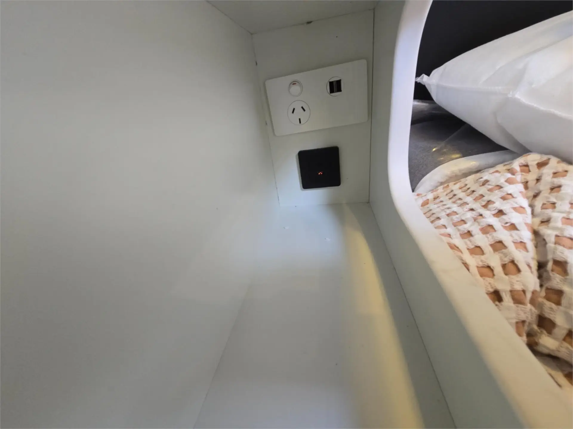 https://media-caravea.syd1.digitaloceanspaces.com/caravans/95EIC22121/exterior-9.webp