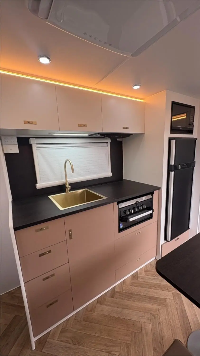 https://media-caravea.syd1.digitaloceanspaces.com/caravans/95EIC22122/exterior-1.webp