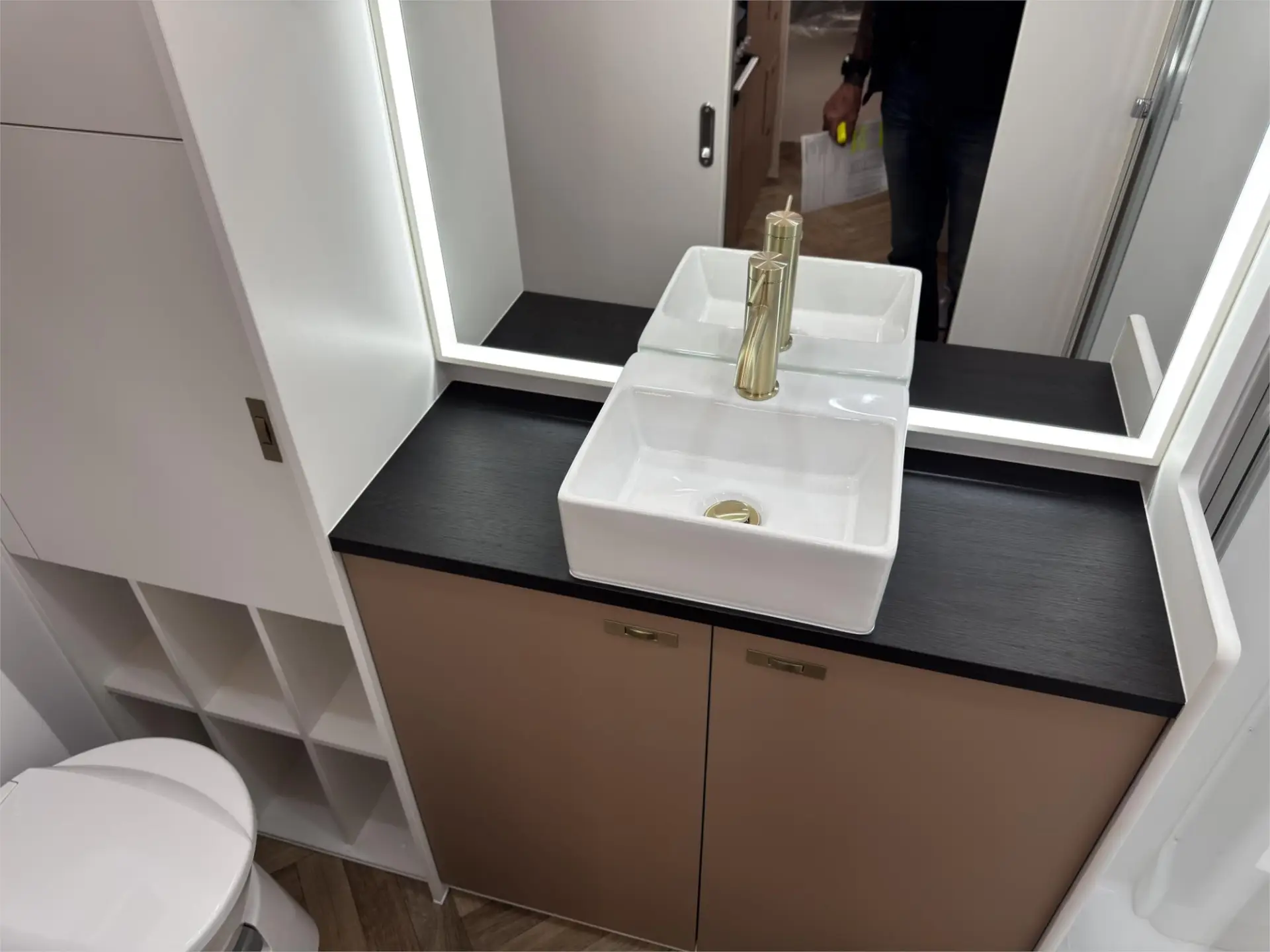 https://media-caravea.syd1.digitaloceanspaces.com/caravans/95EIC22122/exterior-17.webp