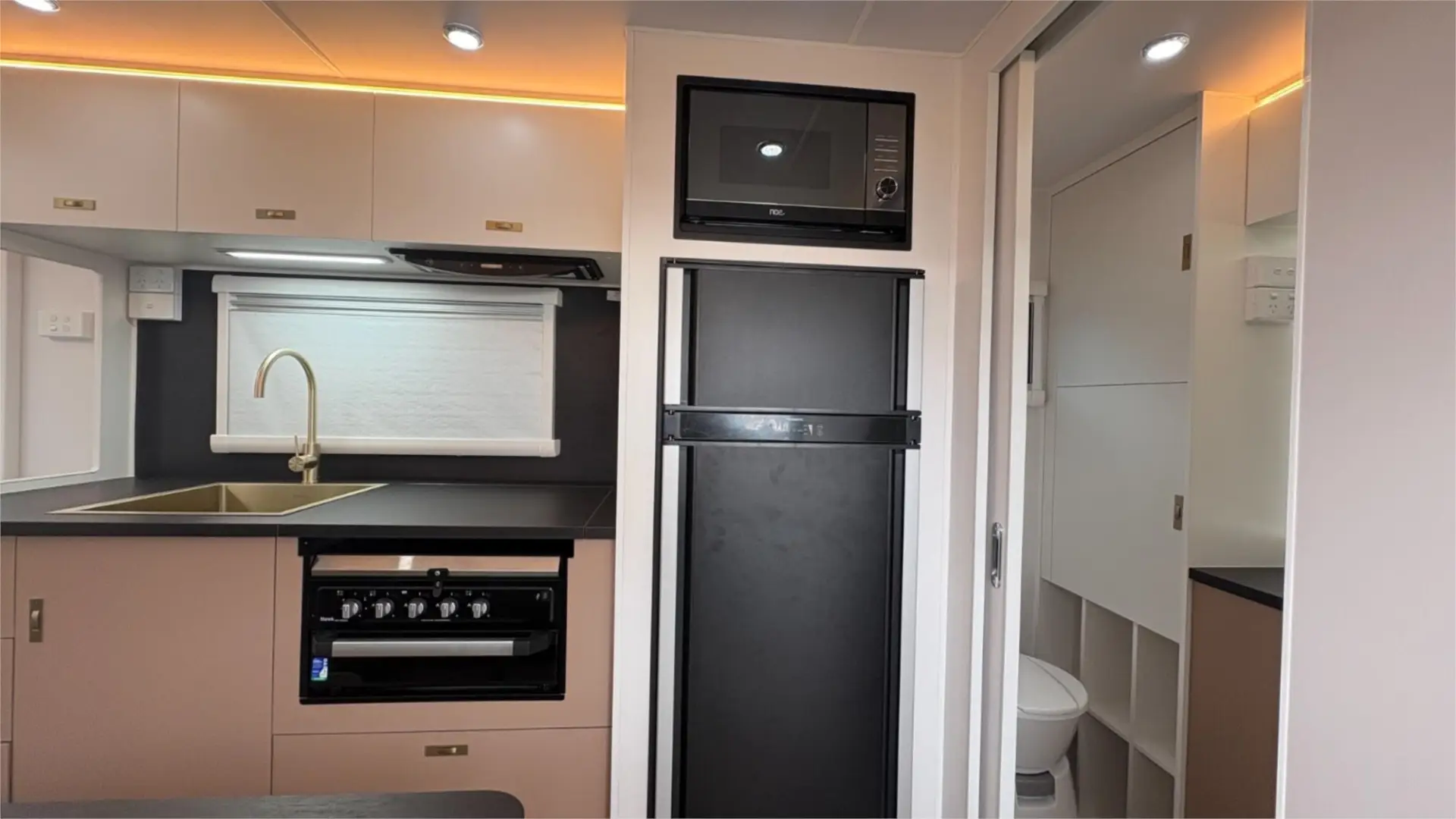 https://media-caravea.syd1.digitaloceanspaces.com/caravans/95EIC22122/exterior-21.webp