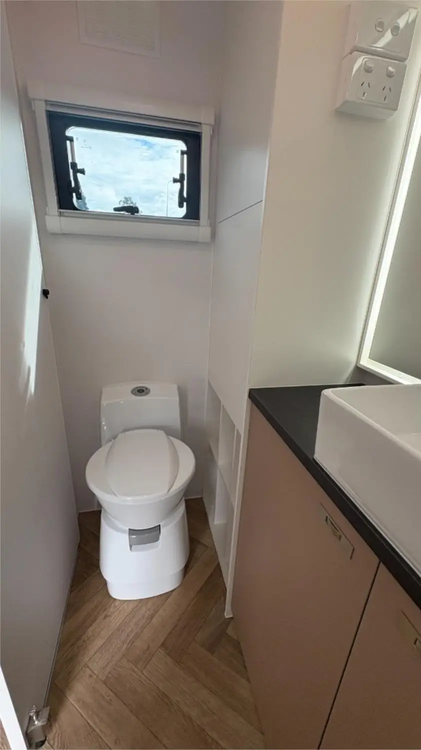 https://media-caravea.syd1.digitaloceanspaces.com/caravans/95EIC22122/exterior-3.webp
