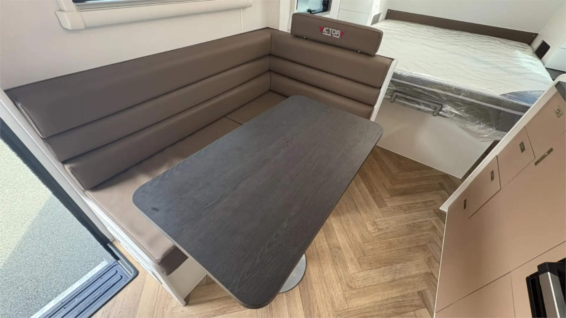 https://media-caravea.syd1.digitaloceanspaces.com/caravans/95EIC22122/exterior-5.webp