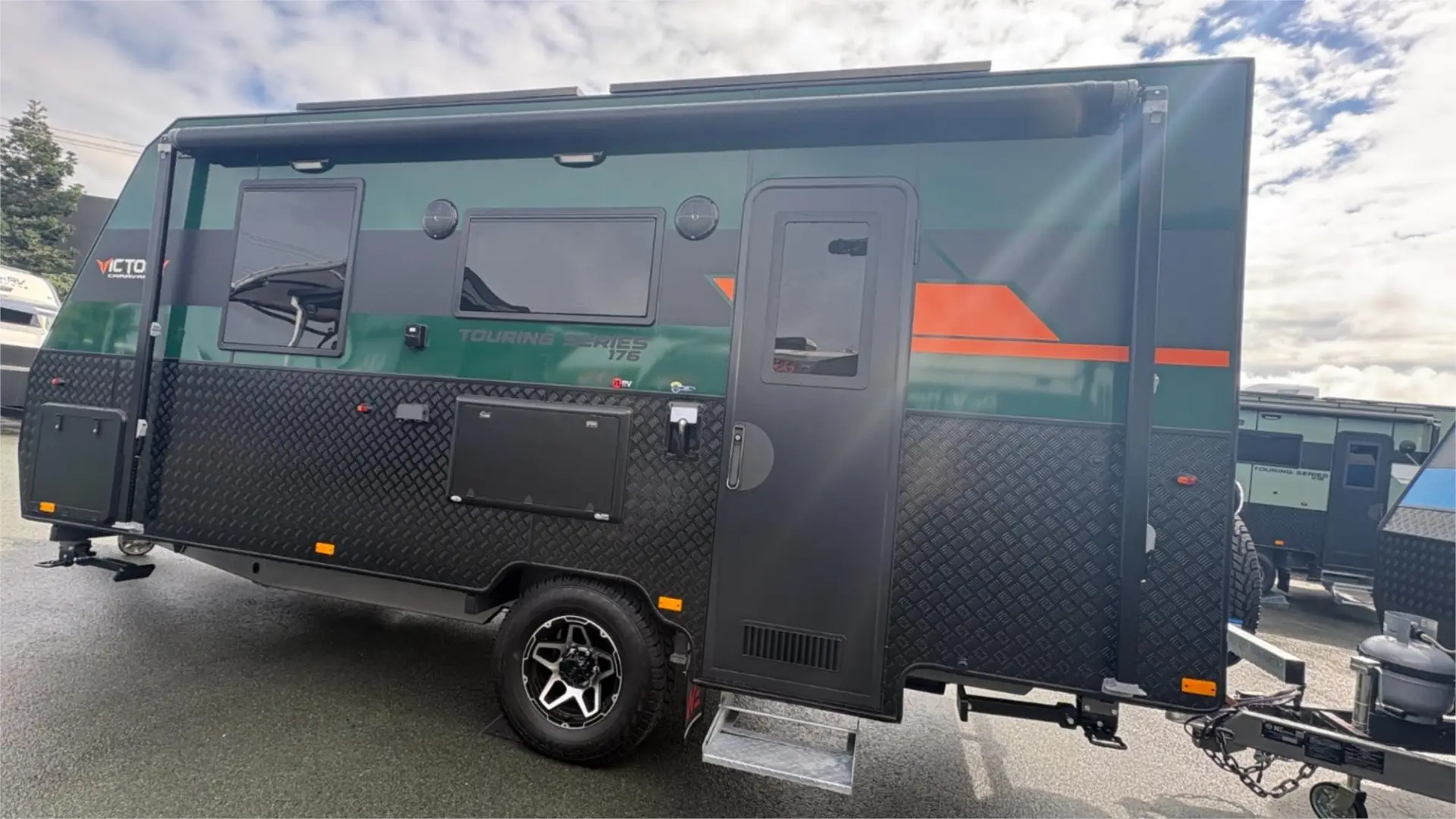 https://media-caravea.syd1.digitaloceanspaces.com/caravans/95EIC22122/exterior-9.webp