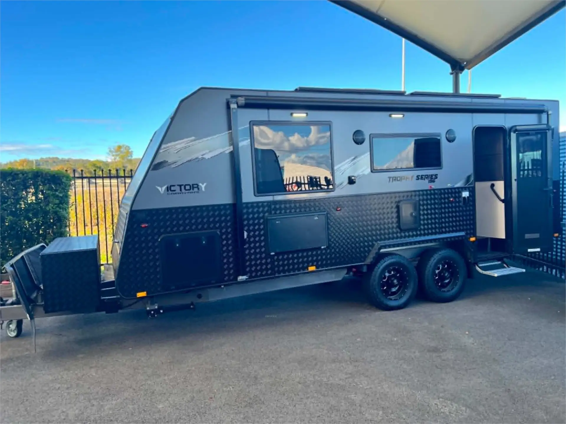 https://media-caravea.syd1.digitaloceanspaces.com/caravans/95EIC22178/exterior-11.webp
