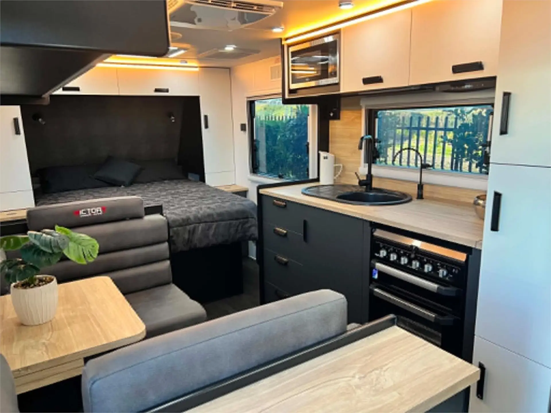 https://media-caravea.syd1.digitaloceanspaces.com/caravans/95EIC22178/exterior-20.webp