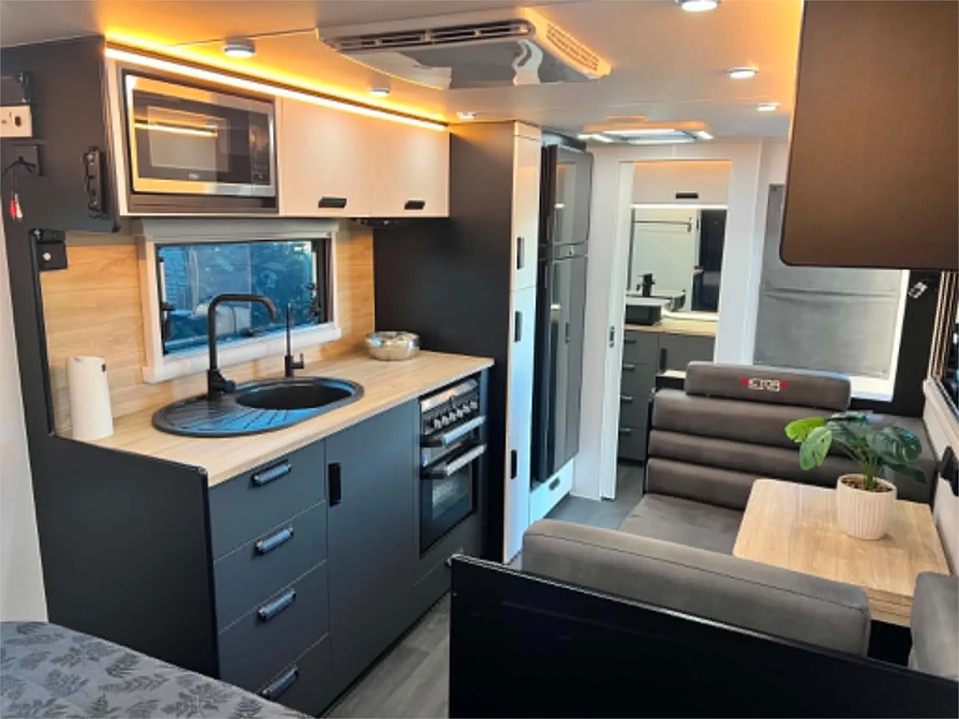 https://media-caravea.syd1.digitaloceanspaces.com/caravans/95EIC22178/exterior-22.webp