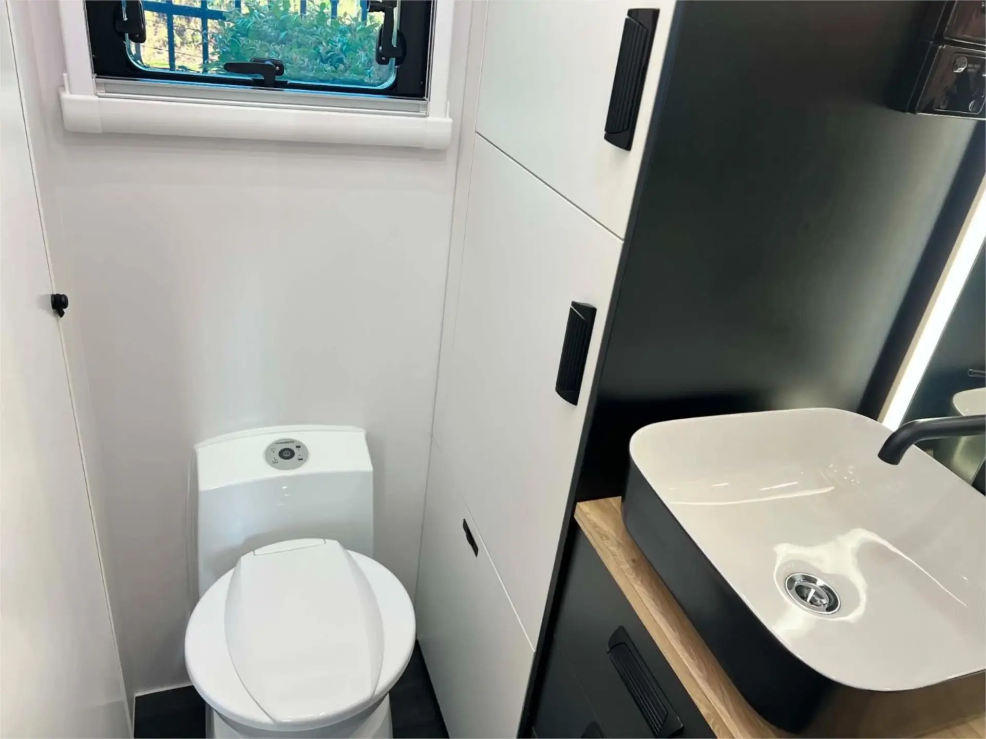 https://media-caravea.syd1.digitaloceanspaces.com/caravans/95EIC22178/exterior-5.webp
