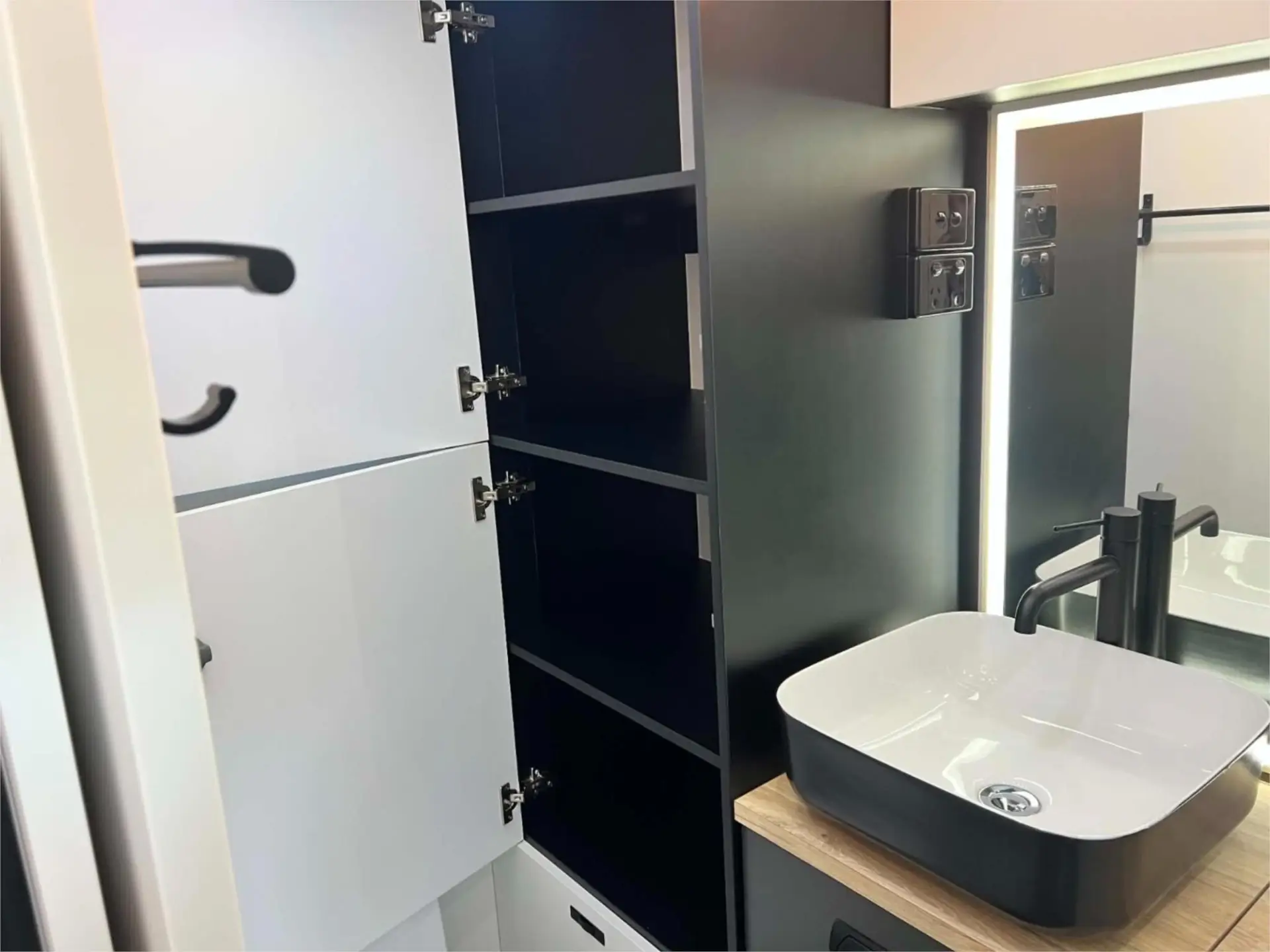 https://media-caravea.syd1.digitaloceanspaces.com/caravans/95EIC22178/exterior-6.webp