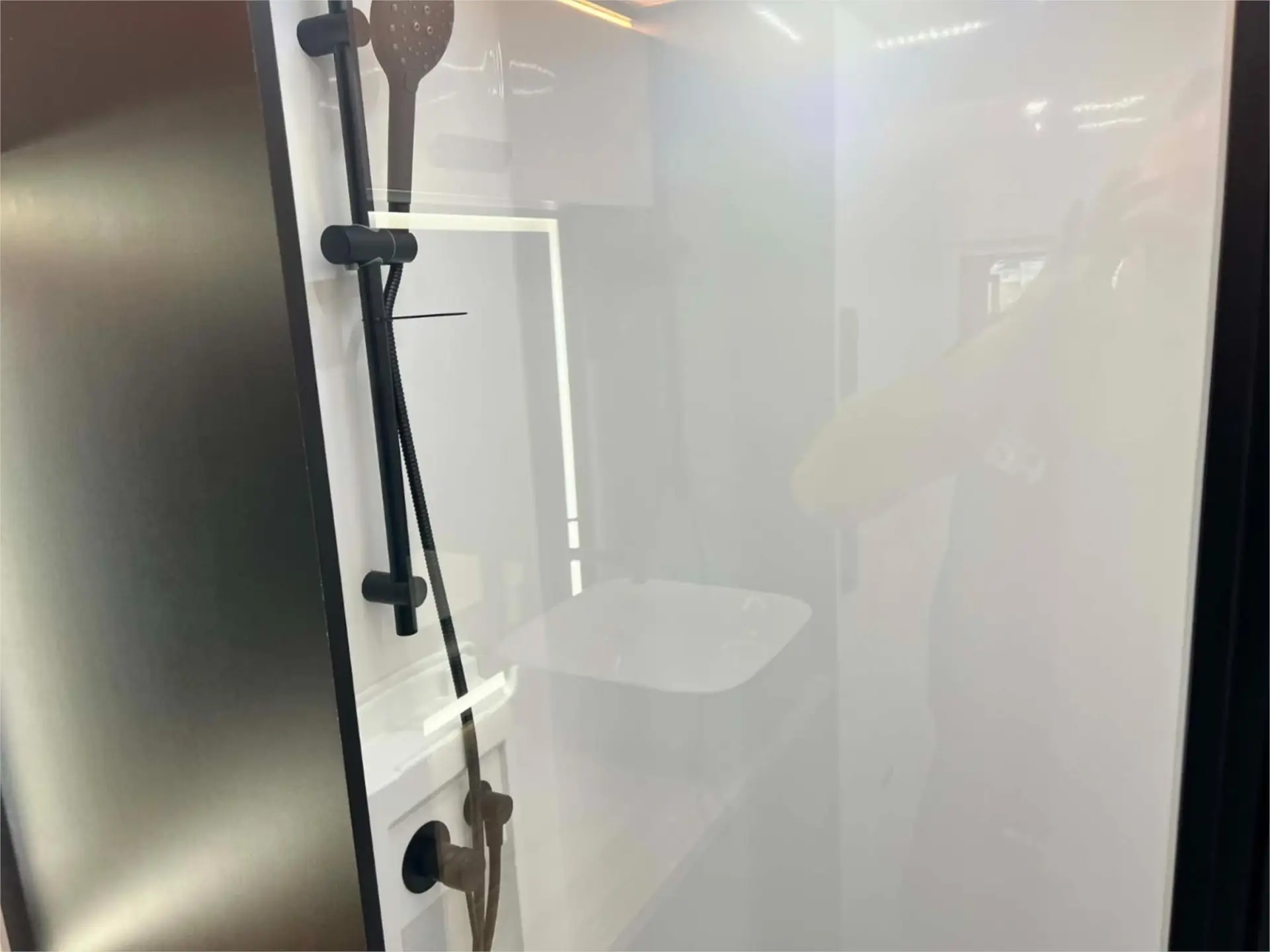 https://media-caravea.syd1.digitaloceanspaces.com/caravans/95EIC22178/exterior-7.webp
