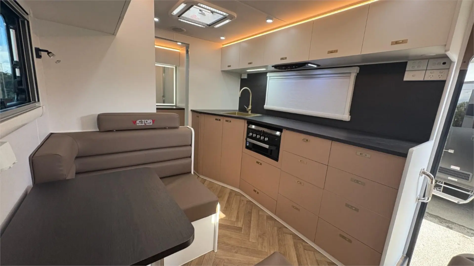 https://media-caravea.syd1.digitaloceanspaces.com/caravans/95EIC22179/exterior-11.webp