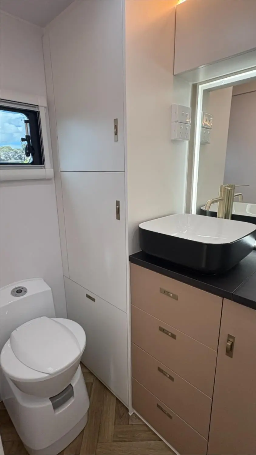 https://media-caravea.syd1.digitaloceanspaces.com/caravans/95EIC22179/exterior-19.webp