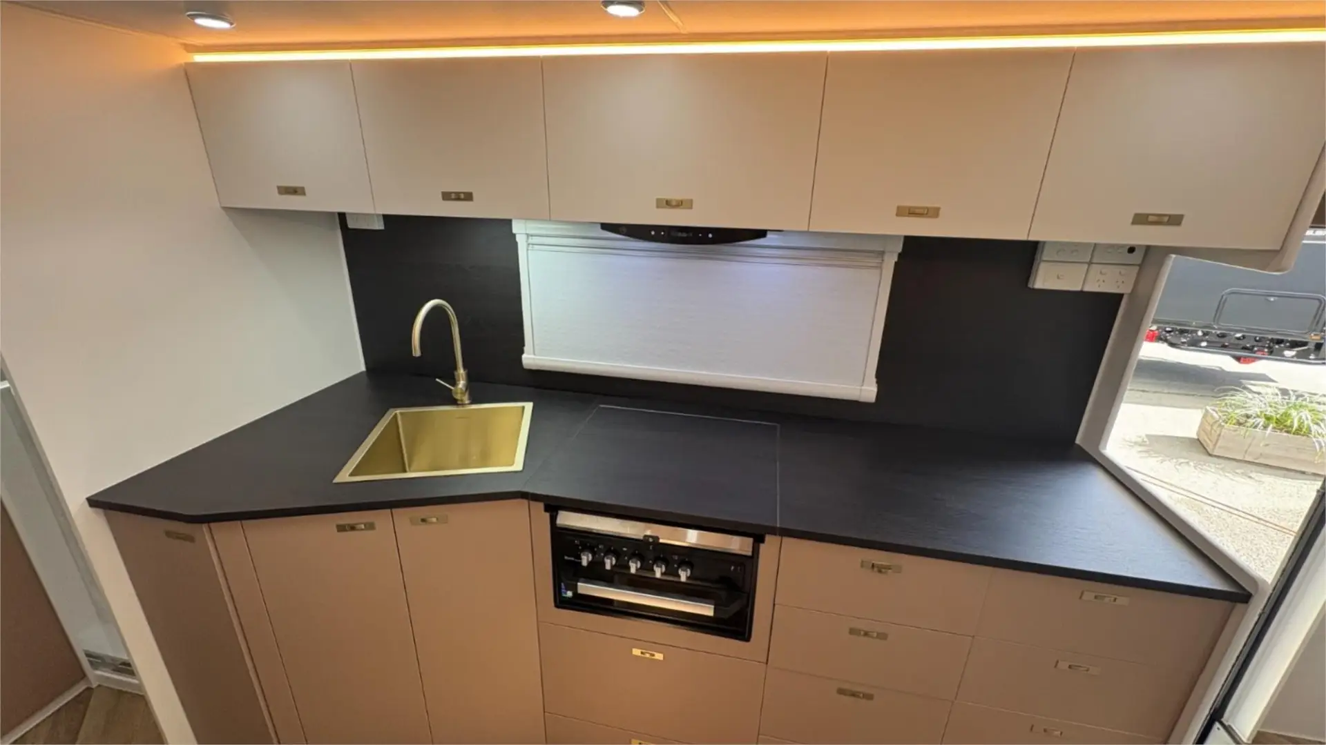 https://media-caravea.syd1.digitaloceanspaces.com/caravans/95EIC22179/exterior-4.webp