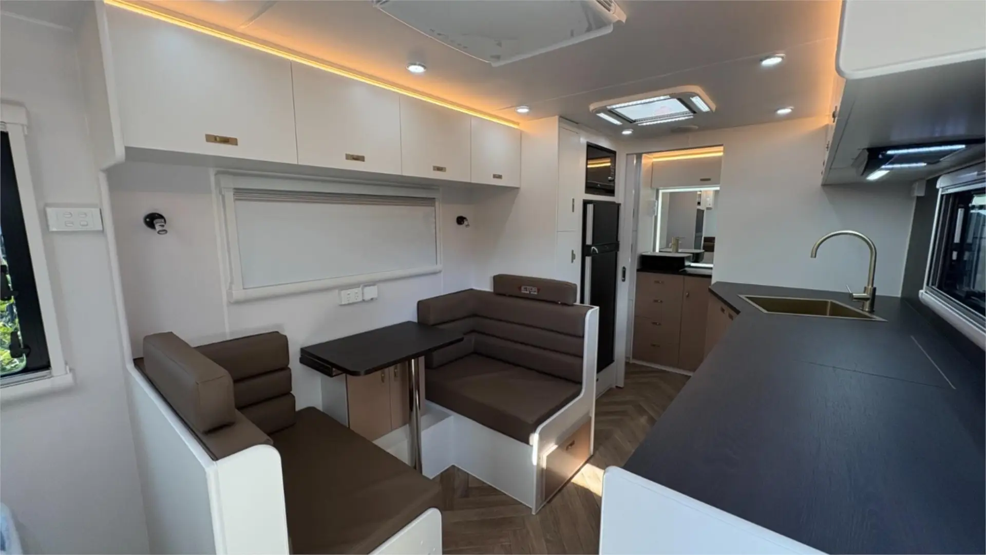 https://media-caravea.syd1.digitaloceanspaces.com/caravans/95EIC22179/exterior-5.webp