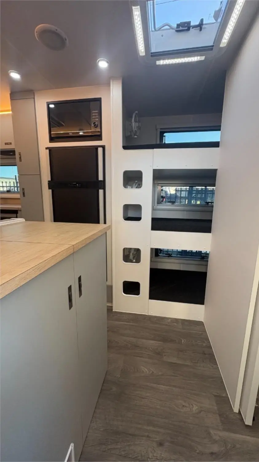 https://media-caravea.syd1.digitaloceanspaces.com/caravans/95EIC22180/exterior-10.webp