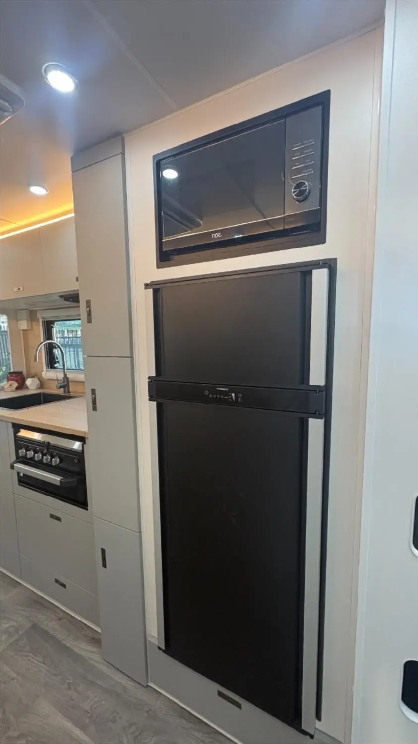 https://media-caravea.syd1.digitaloceanspaces.com/caravans/95EIC22180/exterior-17.webp