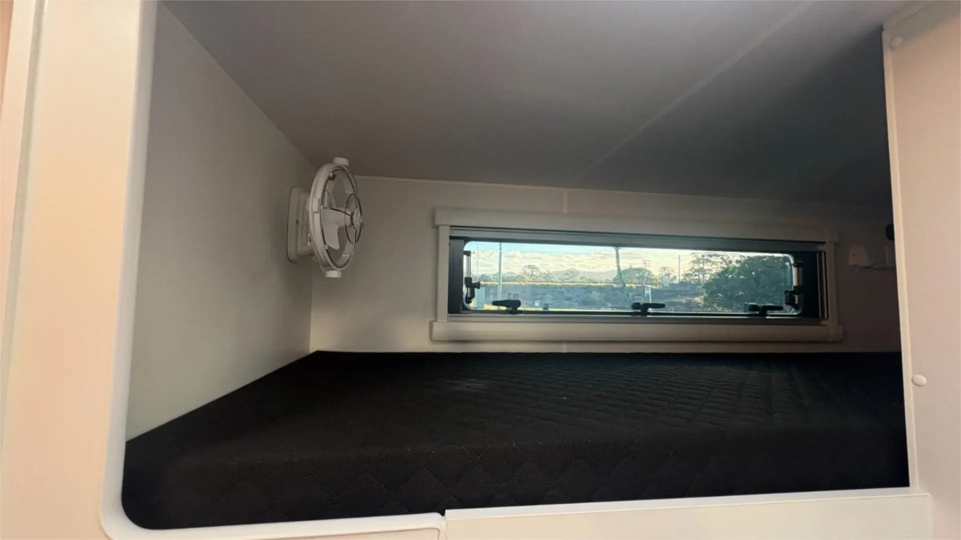 https://media-caravea.syd1.digitaloceanspaces.com/caravans/95EIC22180/exterior-6.webp