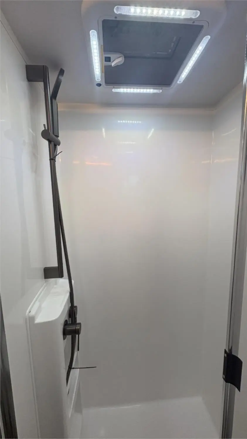 https://media-caravea.syd1.digitaloceanspaces.com/caravans/95EIC22180/exterior-8.webp