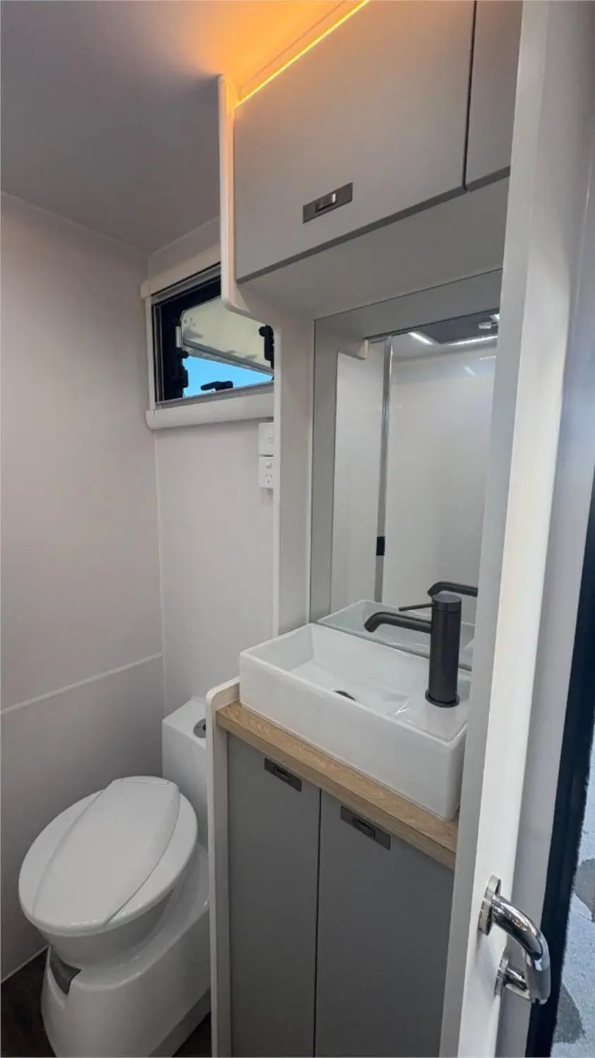 https://media-caravea.syd1.digitaloceanspaces.com/caravans/95EIC22180/exterior-9.webp