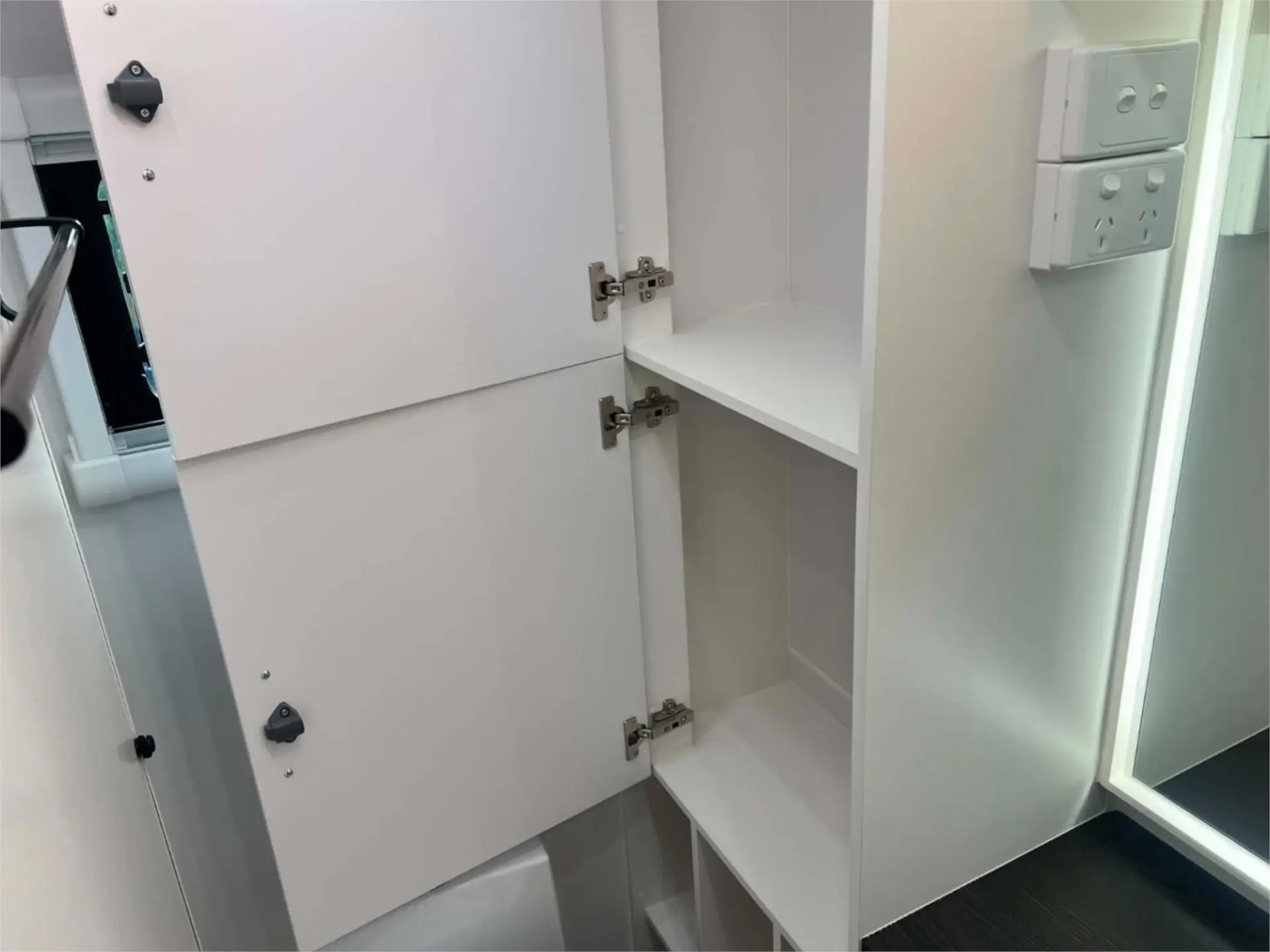 https://media-caravea.syd1.digitaloceanspaces.com/caravans/95EIC22181/exterior-10.webp