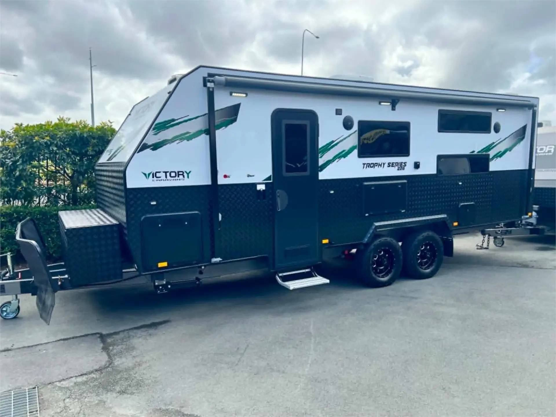 https://media-caravea.syd1.digitaloceanspaces.com/caravans/95EIC22181/exterior-11.webp