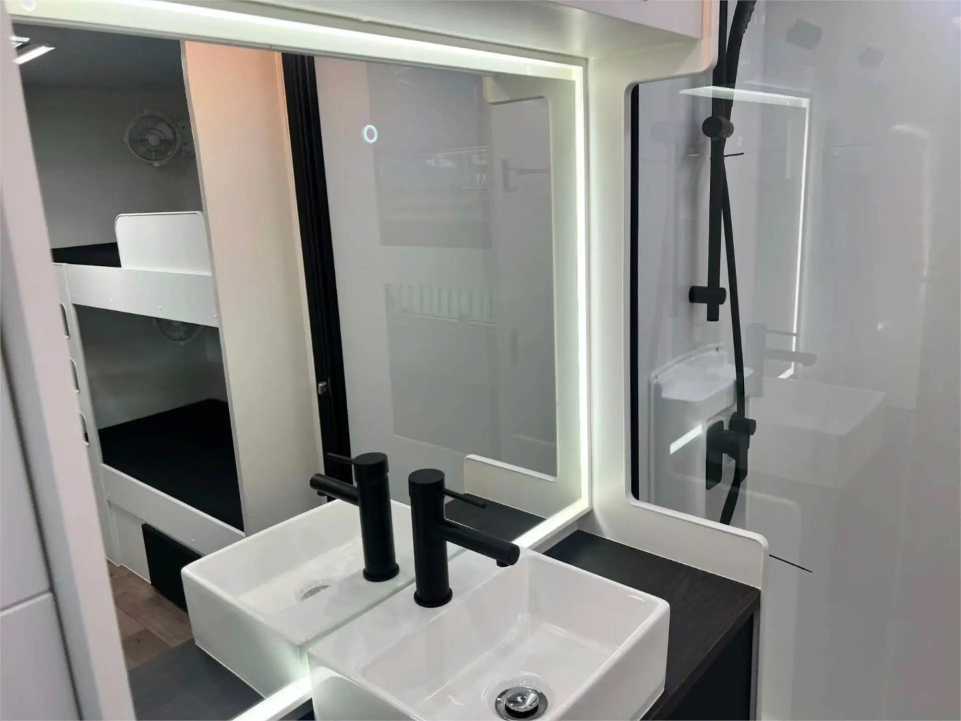 https://media-caravea.syd1.digitaloceanspaces.com/caravans/95EIC22181/exterior-12.webp
