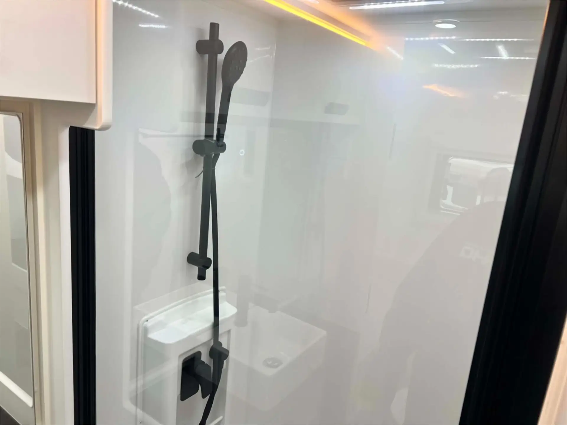 https://media-caravea.syd1.digitaloceanspaces.com/caravans/95EIC22181/exterior-13.webp