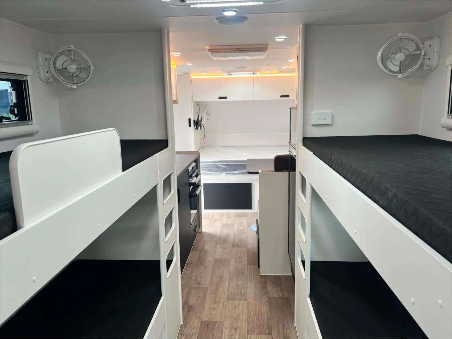 https://media-caravea.syd1.digitaloceanspaces.com/caravans/95EIC22181/exterior-14.webp