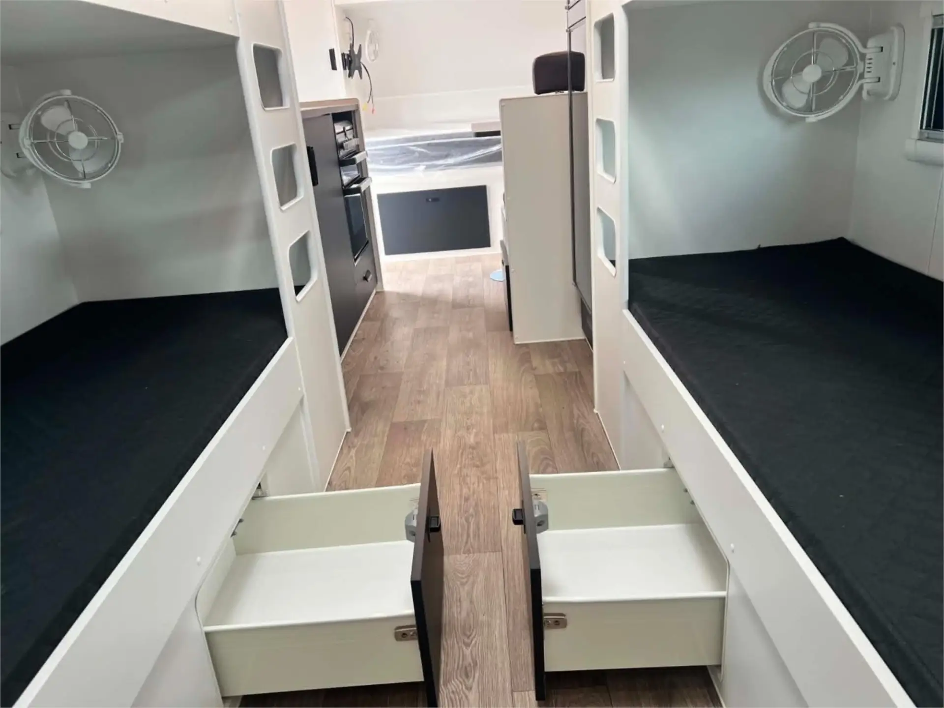 https://media-caravea.syd1.digitaloceanspaces.com/caravans/95EIC22181/exterior-15.webp