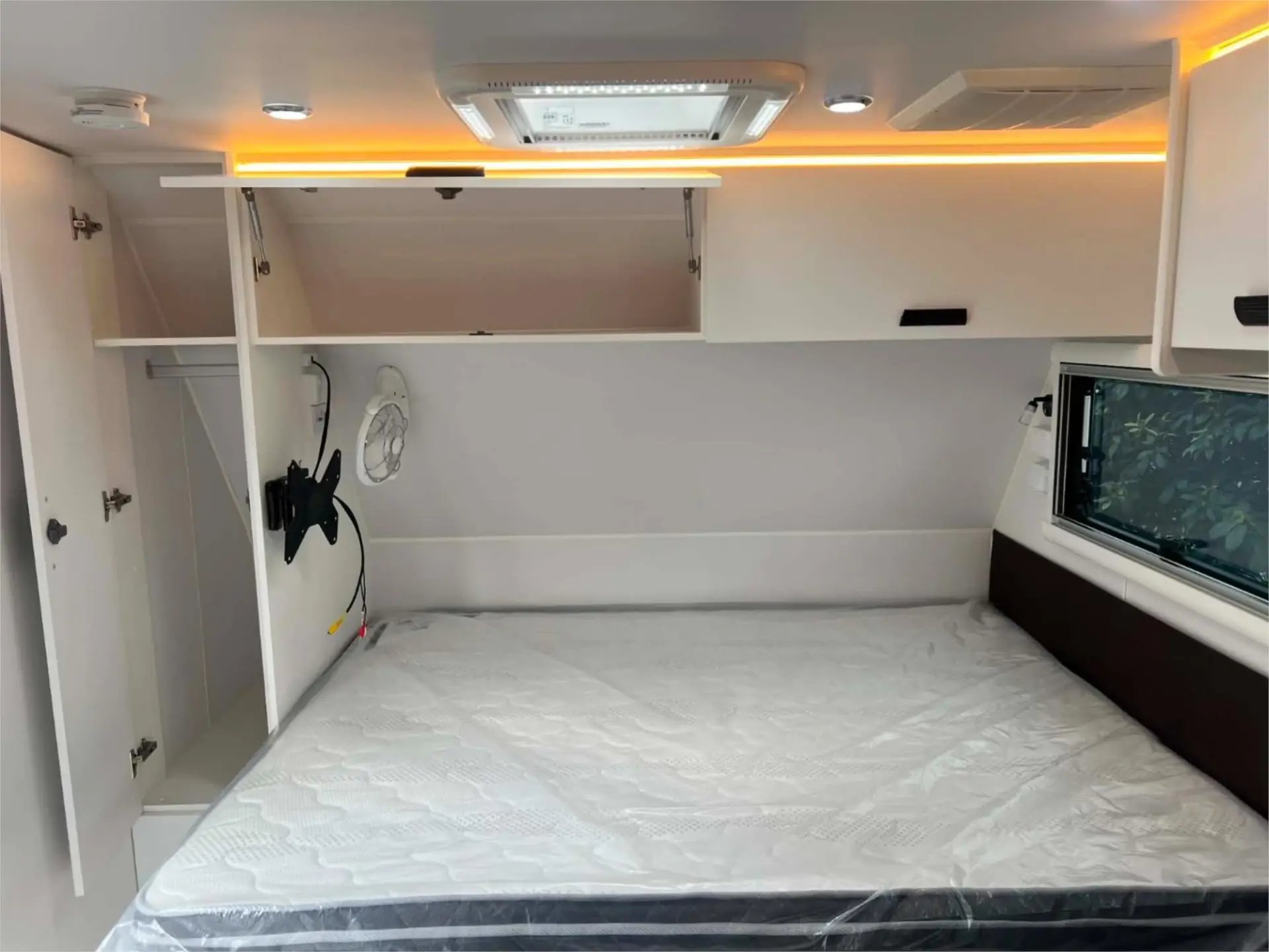https://media-caravea.syd1.digitaloceanspaces.com/caravans/95EIC22181/exterior-16.webp