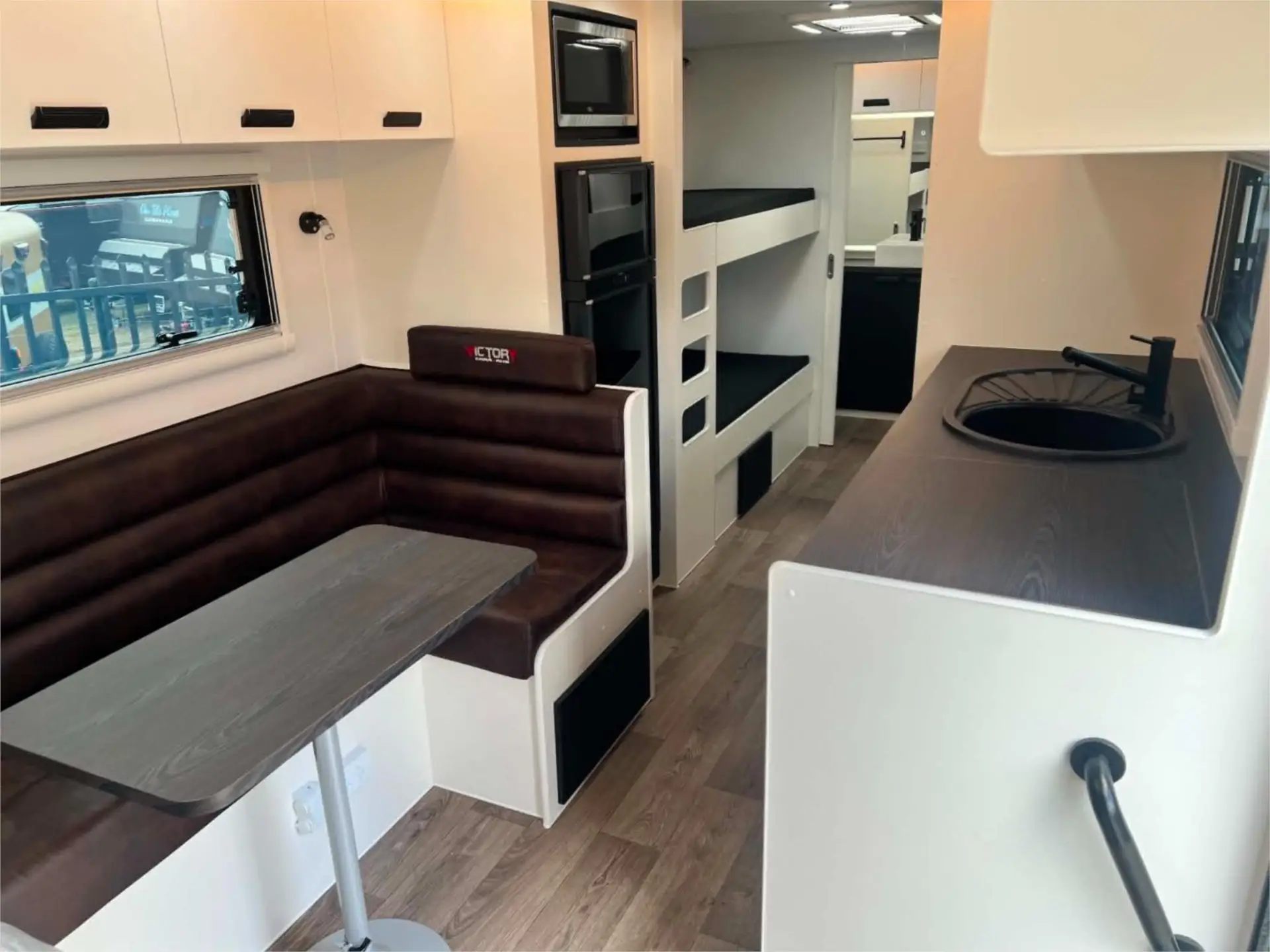 https://media-caravea.syd1.digitaloceanspaces.com/caravans/95EIC22181/exterior-5.webp
